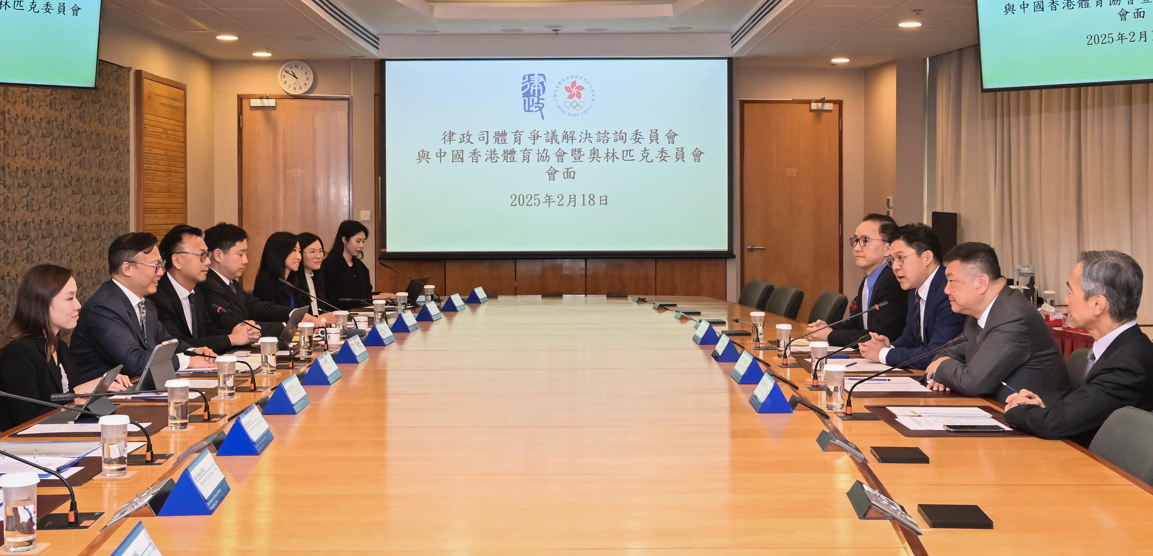 The Advisory Committee on Sports Dispute Resolution of the Department of Justice, chaired by the Deputy Secretary for Justice, Dr Cheung Kwok-kwan (second left), met with the Vice-President of the Sports Federation and Olympic Committee of Hong Kong, China (SF&OC), Mr Kenneth Fok (third right), and the Honorary Secretary General of the SF&OC, Mr Edgar Yang (second right), today (February 18) to discuss the direction of development of promoting sports dispute resolution in Hong Kong.
