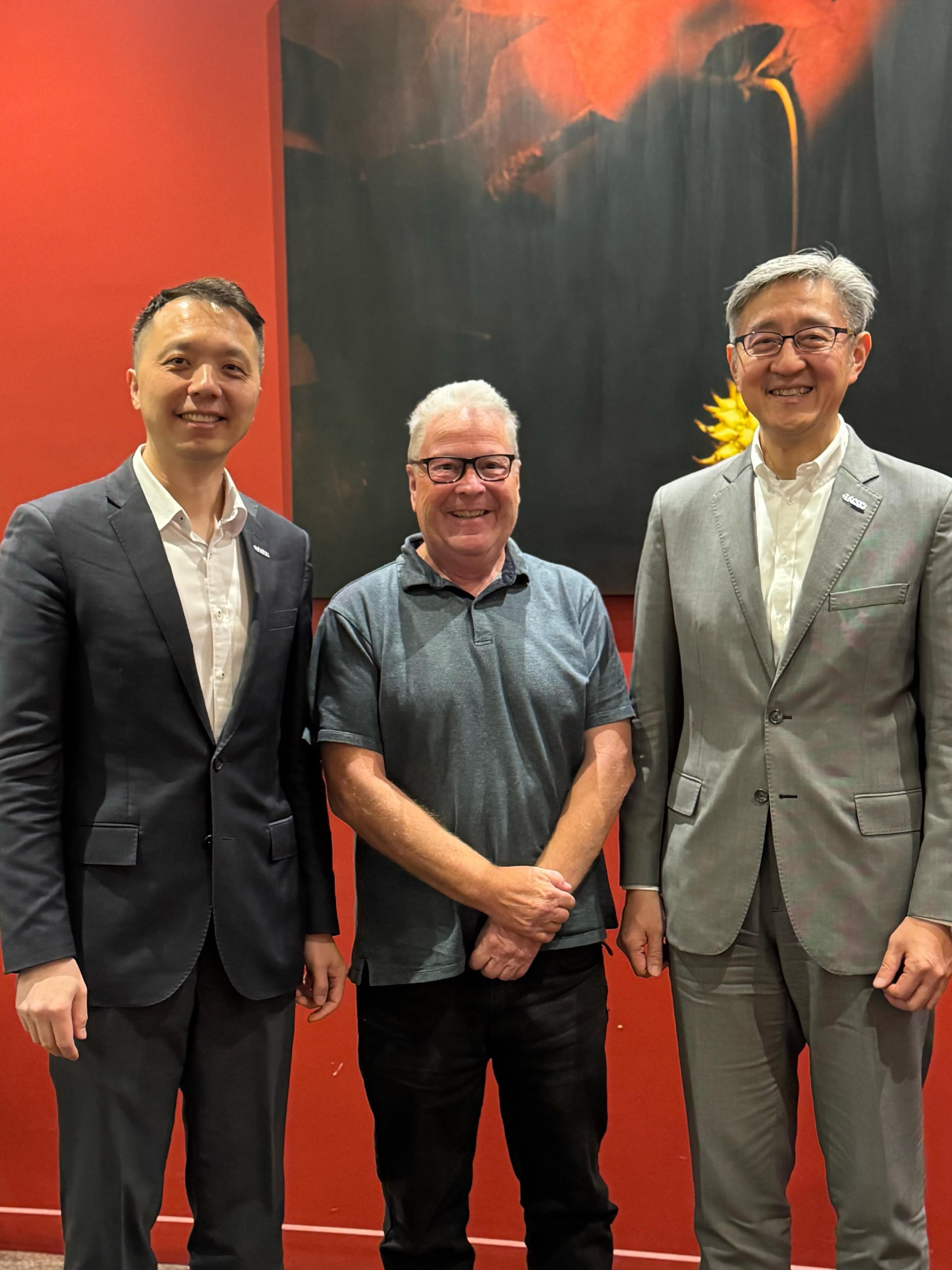 The Director-General of the Office for Attracting Strategic Enterprises (OASES), Mr Peter Yan, today (February 18) began his visit to Auckland, New Zealand, and Sydney, Australia, to promote Hong Kong's latest developments and new opportunities in the innovation and technology (I&T) industry, and attract potential strategic enterprises to establish their presence in Hong Kong. Photo shows Mr Yan (right), a representative of a New Zealand I&T-related company (centre) and a representative of OASES (left) in Auckland.
