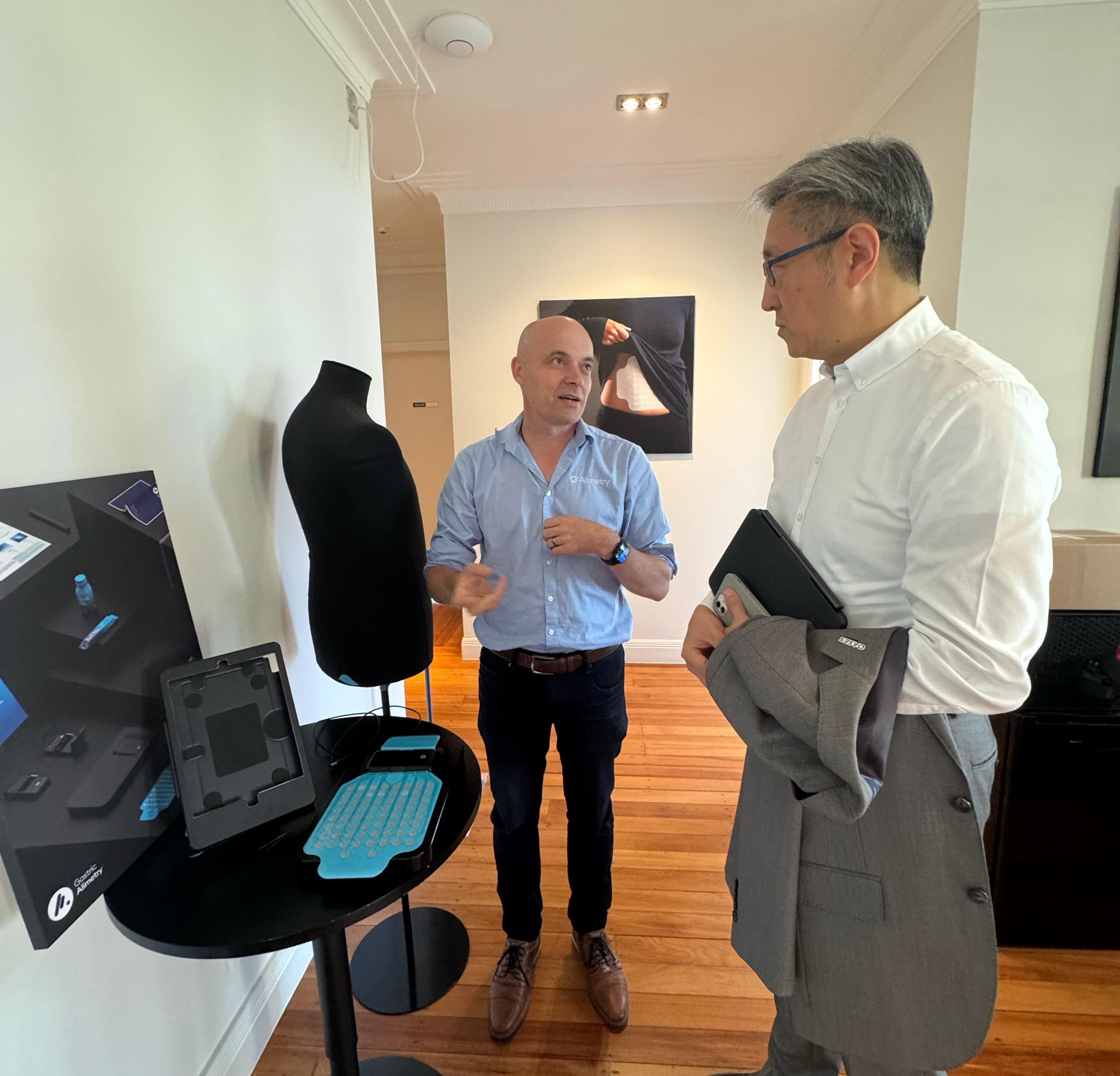The Director-General of the Office for Attracting Strategic Enterprises, Mr Peter Yan, today (February 18) began his visit to Auckland, New Zealand, and Sydney, Australia, to promote Hong Kong's latest developments and new opportunities in the innovation and technology (I&T) industry, and attract potential strategic enterprises to establish their presence in Hong Kong. Photo shows Mr Yan (right) exchanging views with a representative of a New Zealand I&T enterprise in Auckland.