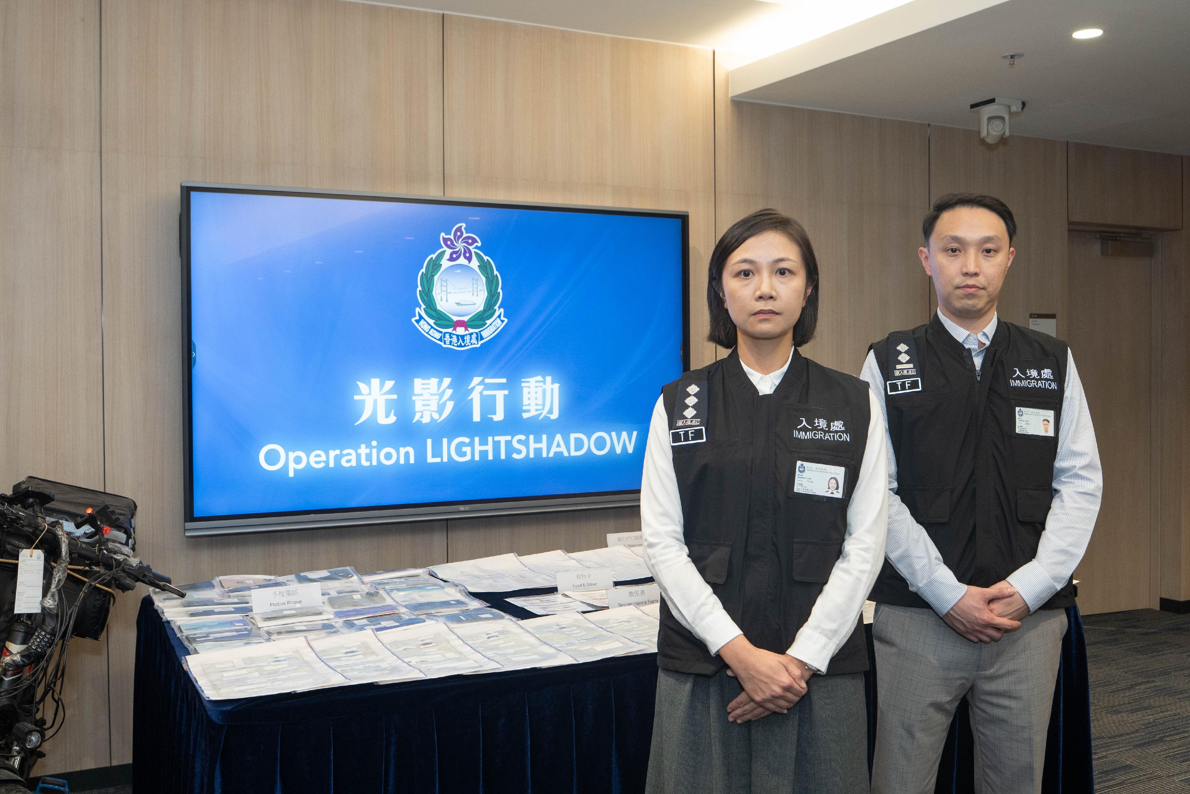 The Immigration Department mounted a series of territory-wide anti-illegal worker operations codenamed "Lightshadow" to combat illegal food delivery couriers from January 2 to today (February 18). Photo shows the items seized during the operations.