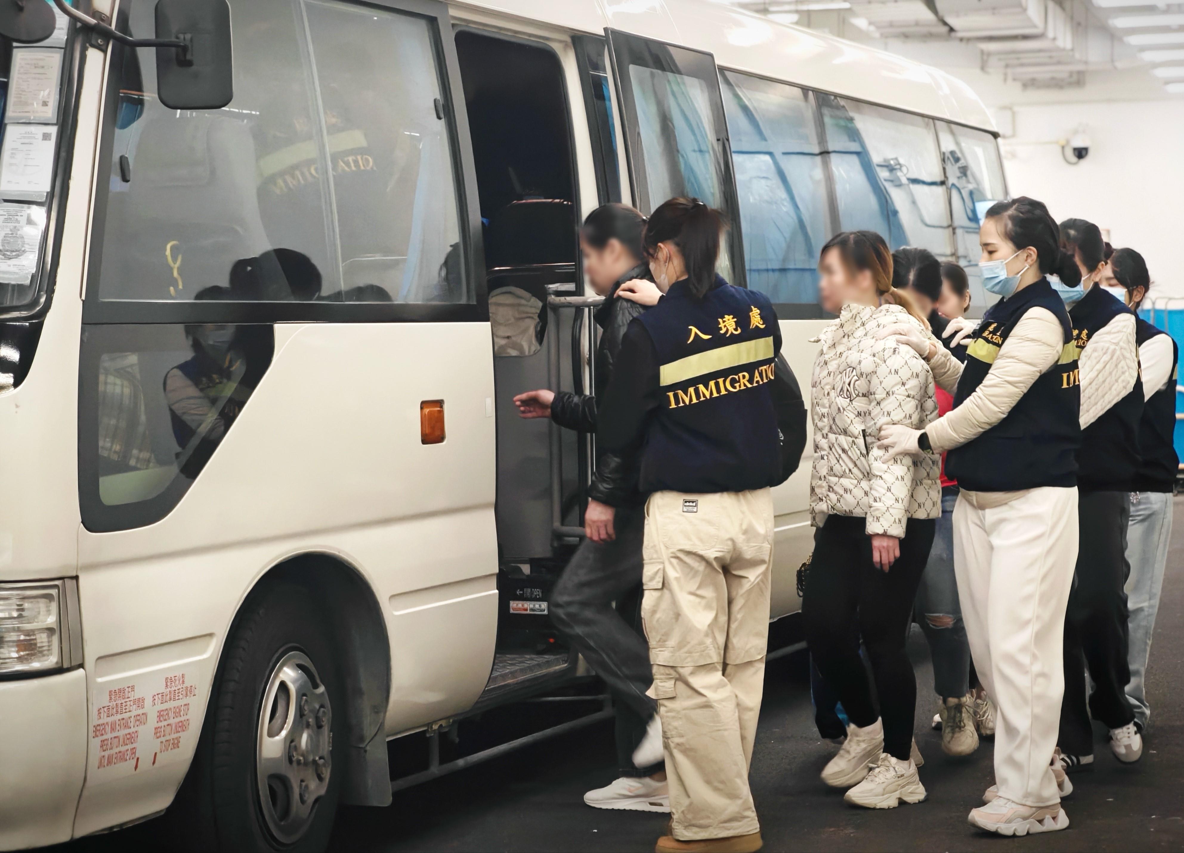 The Immigration Department (ImmD) carried out a repatriation operation today (February 19). A total of 25 Vietnamese illegal immigrants were repatriated to Vietnam. Photo shows removees being escorted by ImmD officers to proceed from the detention place to the airport.
