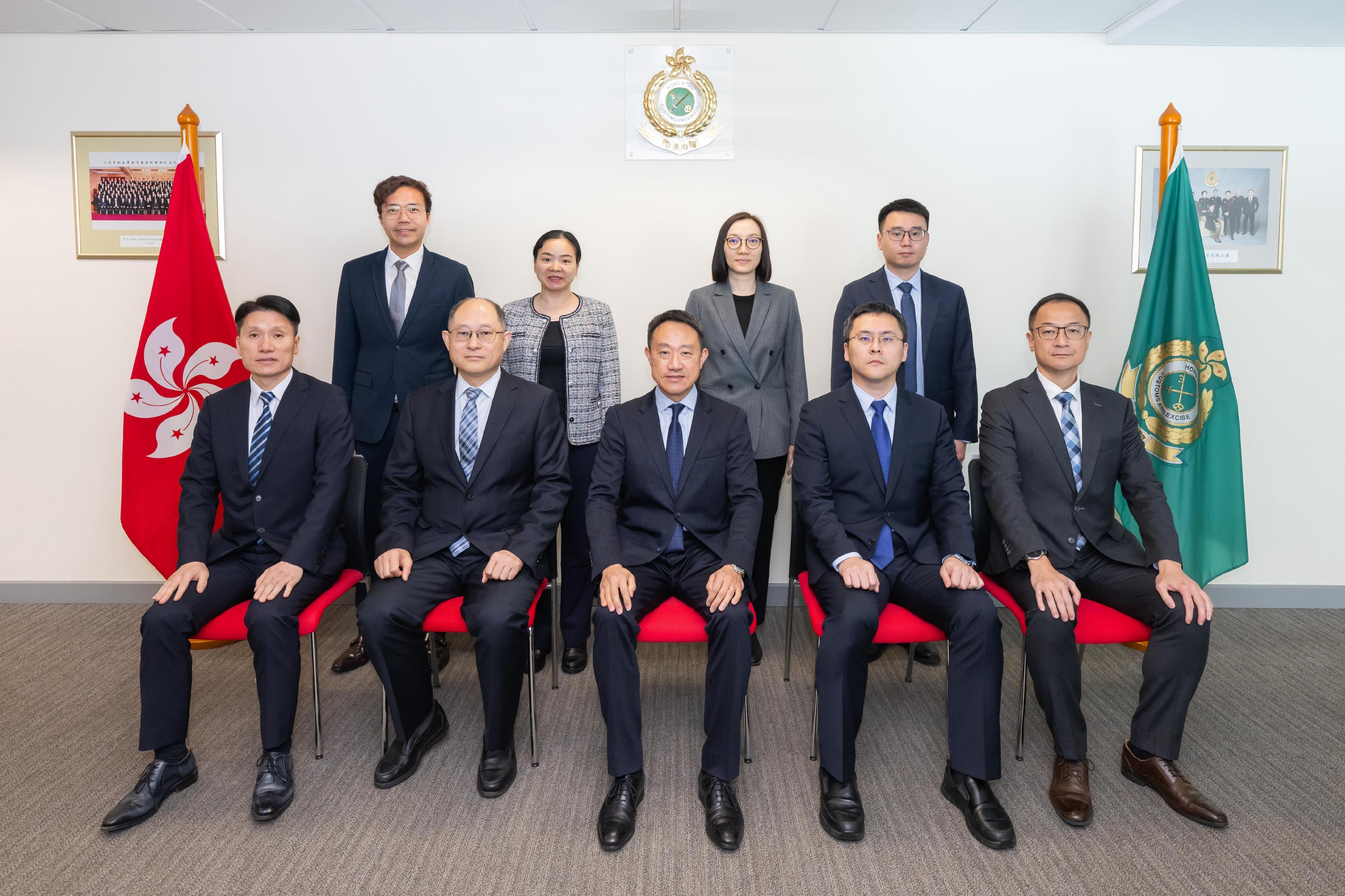The Commissioner of Customs and Excise, Mr Chan Tsz-tat, today (February 20) met with Deputy Commissioner of the China National Intellectual Property Administration (CNIPA) Dr Lu Pengqi in the Customs Headquarters Building. Photo shows Mr Chan (front row, centre) with Dr Lu (front row, second left) and members of the CNIPA delegation.
