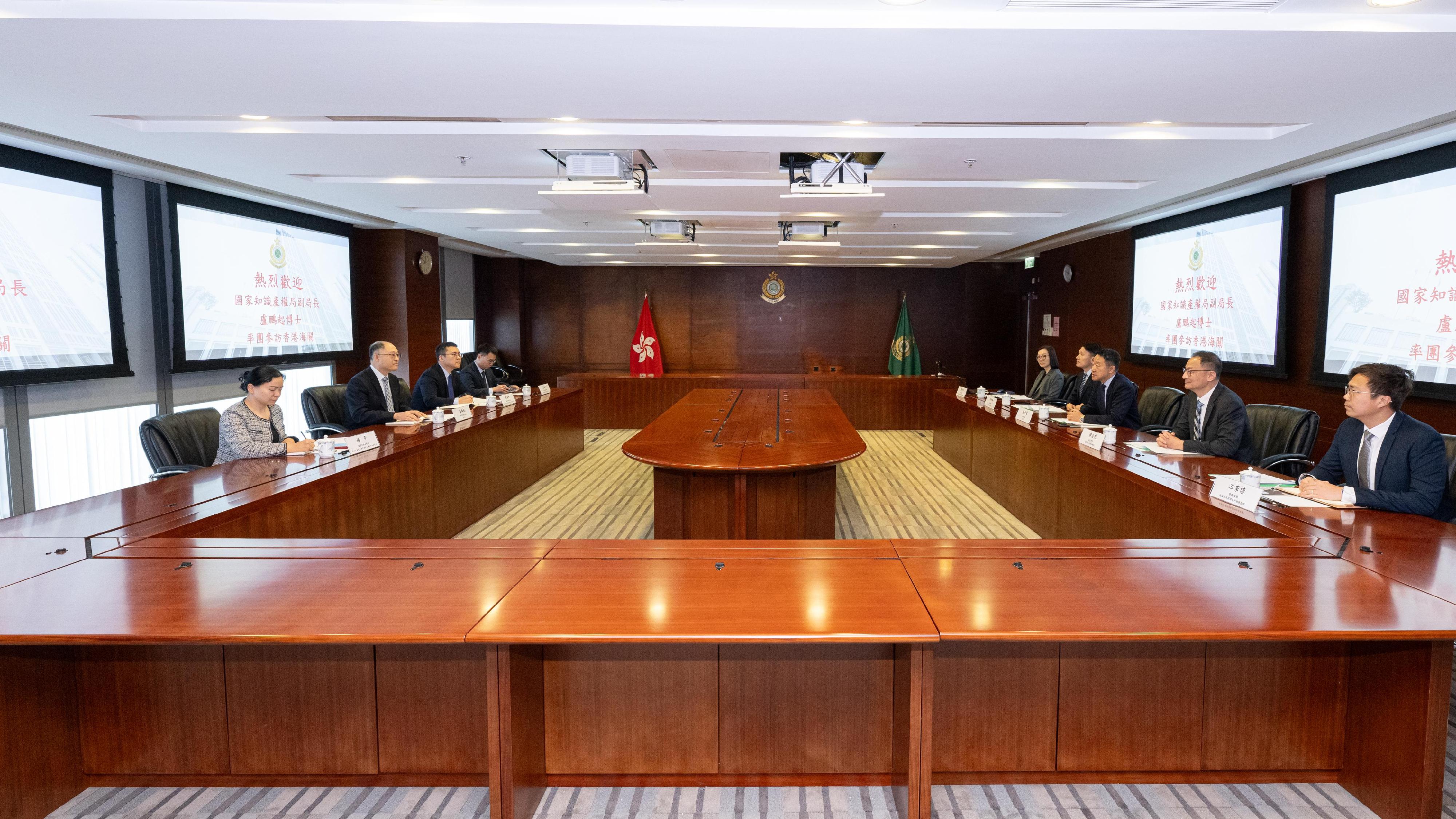 The Commissioner of Customs and Excise, Mr Chan Tsz-tat, today (February 20) met with Deputy Commissioner of the China National Intellectual Property Administration Dr Lu Pengqi in the Customs Headquarters Building. Photo shows the meeting between the two sides.