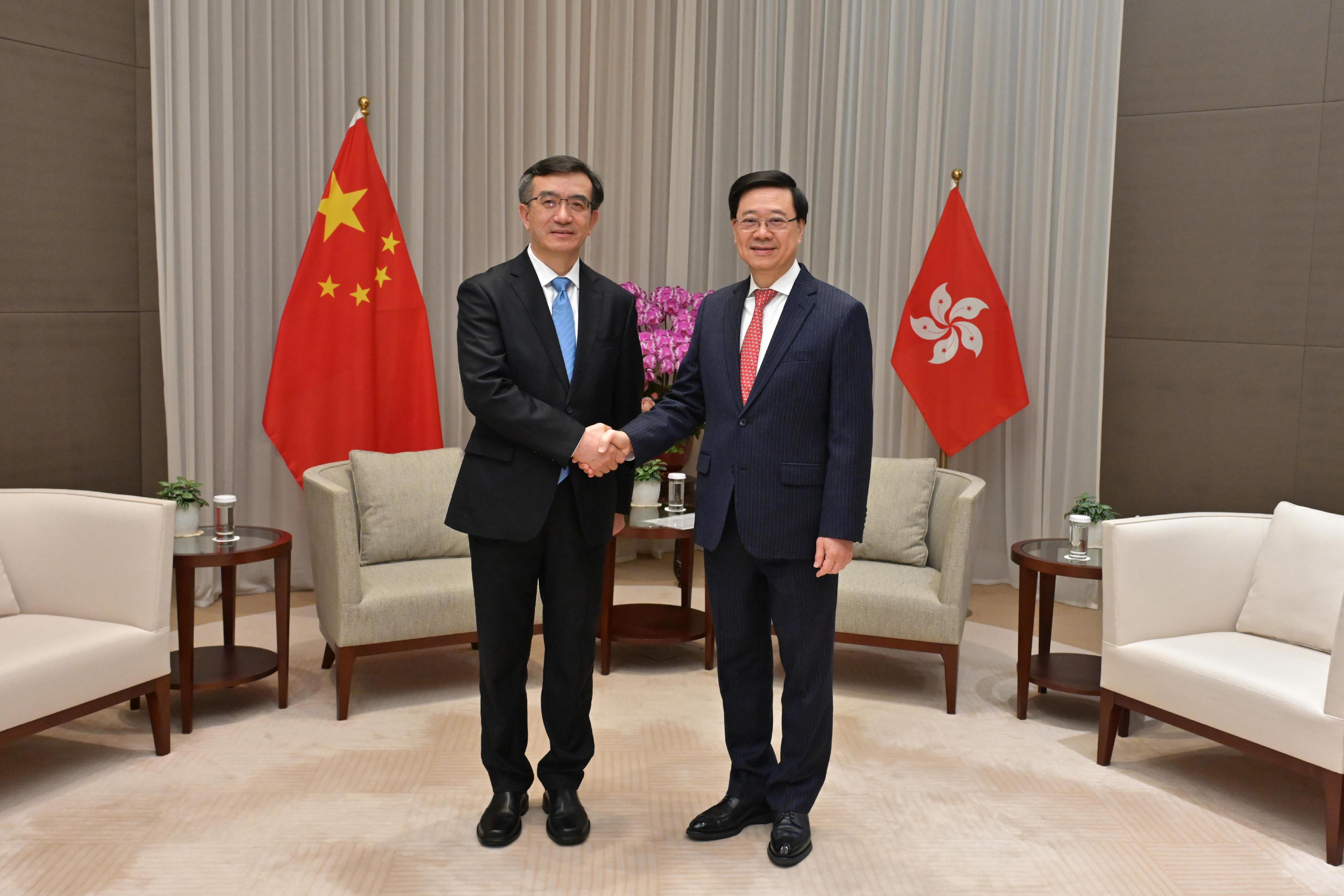 The Chief Executive, Mr John Lee (right), meets the Governor of Qinghai Province, Mr Luo Dongchuan (left), today (February 20).