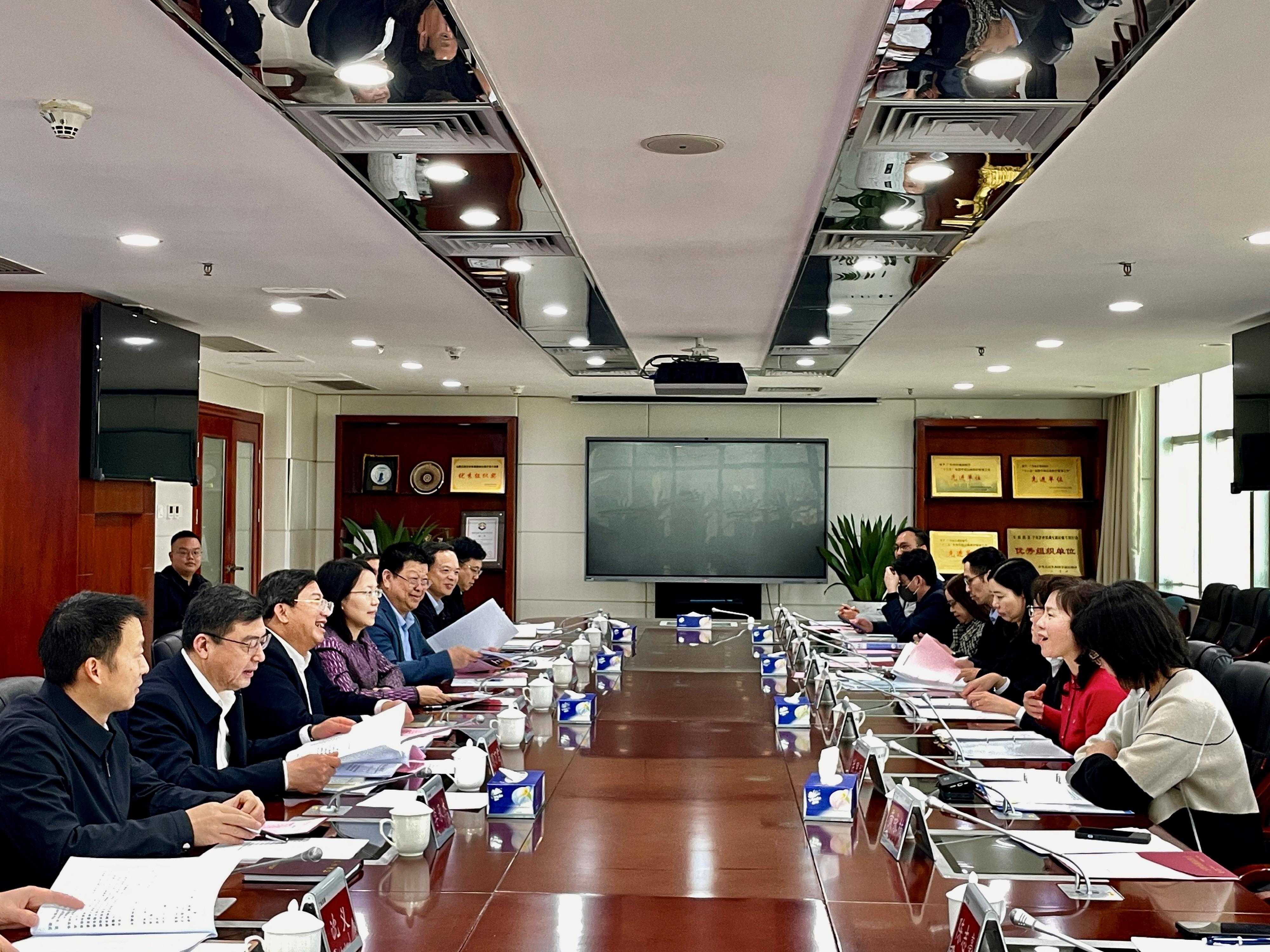 運輸及物流局局長陳美寶今日（二月二十日）訪問廣州，與當地官員會面。圖示陳美寶（右二）與廣東省交通運輸廳廳長林飛鳴（左三），以及廣東省委港澳辦、廣東省發展和改革委員會、廣東省公安廳等代表會面，就雙方關注的議題交換意見。