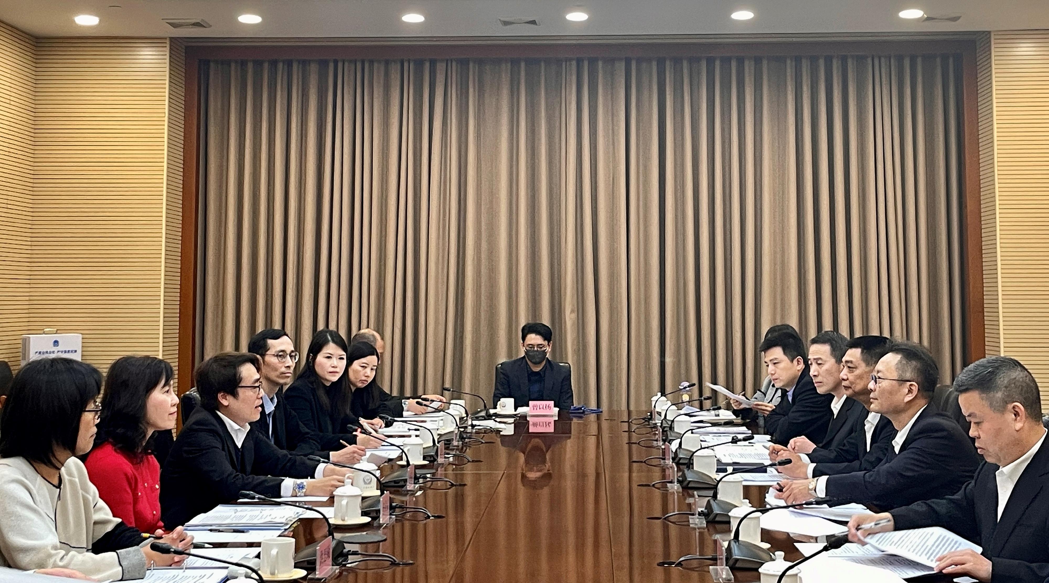 運輸及物流局局長陳美寶今日（二月二十日）訪問廣州，與當地官員會面。圖示陳美寶（左二）與廣東省公安廳副廳長郭向陽（右二）會面，就雙方關注的議題交換意見。