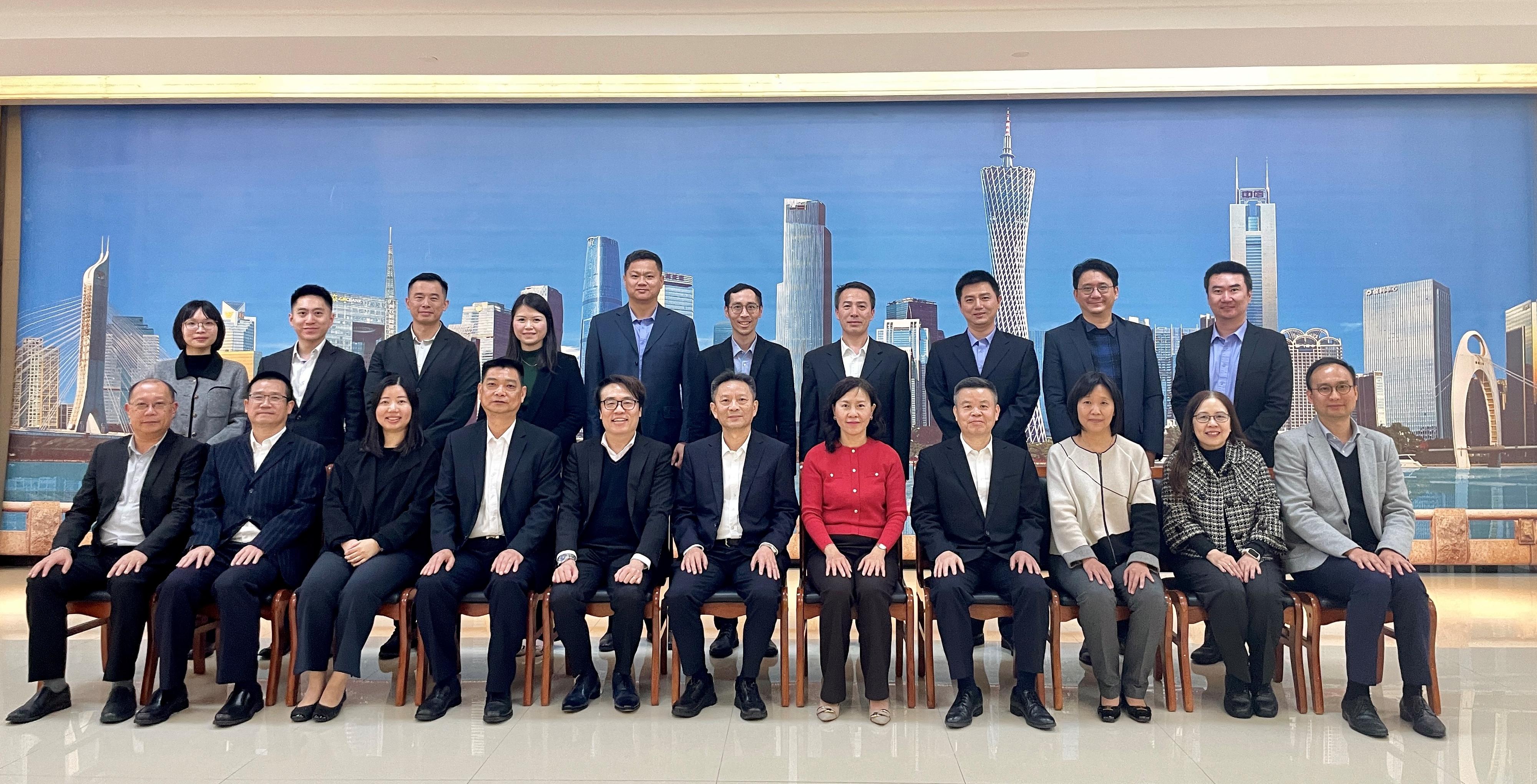 The Secretary for Transport and Logistics, Ms Mable Chan, visited Guangzhou today (February 20) and met with local government officials. Photo shows Ms Chan (front row, fifth right) with Deputy Director of the Guangdong Provincial Public Security Department Mr Guo Xiangyang (front row, centre) and other officials.