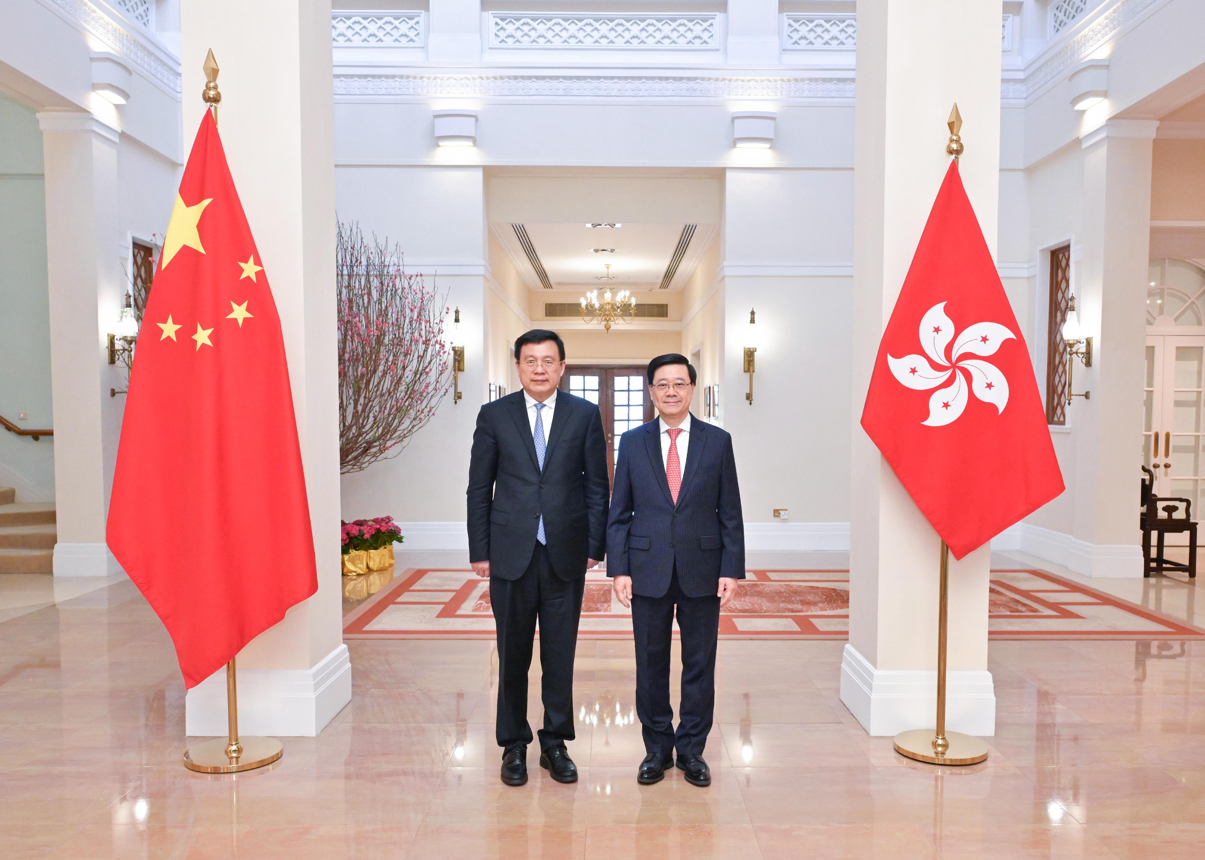 The Chief Executive, Mr John Lee (right), meets with the President of the Xinhua News Agency, Mr Fu Hua (left), at Government House today (February 20).