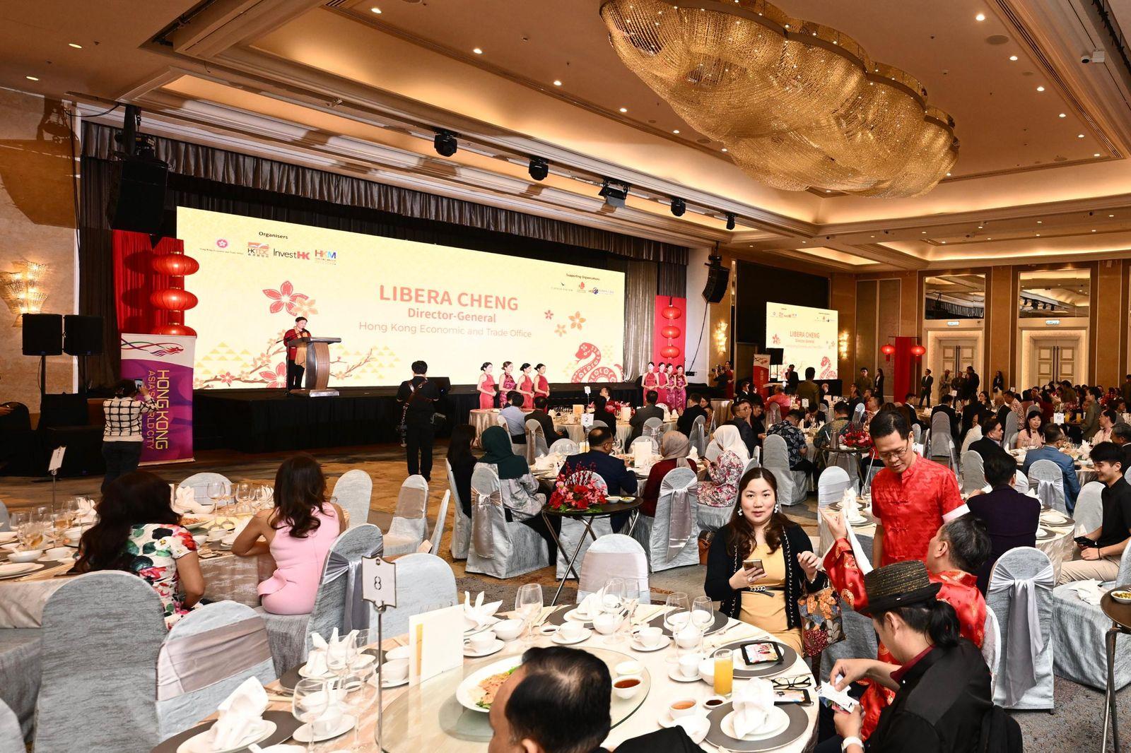 香港駐雅加達經濟貿易辦事處（駐雅加達經貿辦）今日（二月二十日）在馬來西亞吉隆坡舉辦新春晚宴。圖示駐雅加達經貿辦處長鄭青文致歡迎辭。