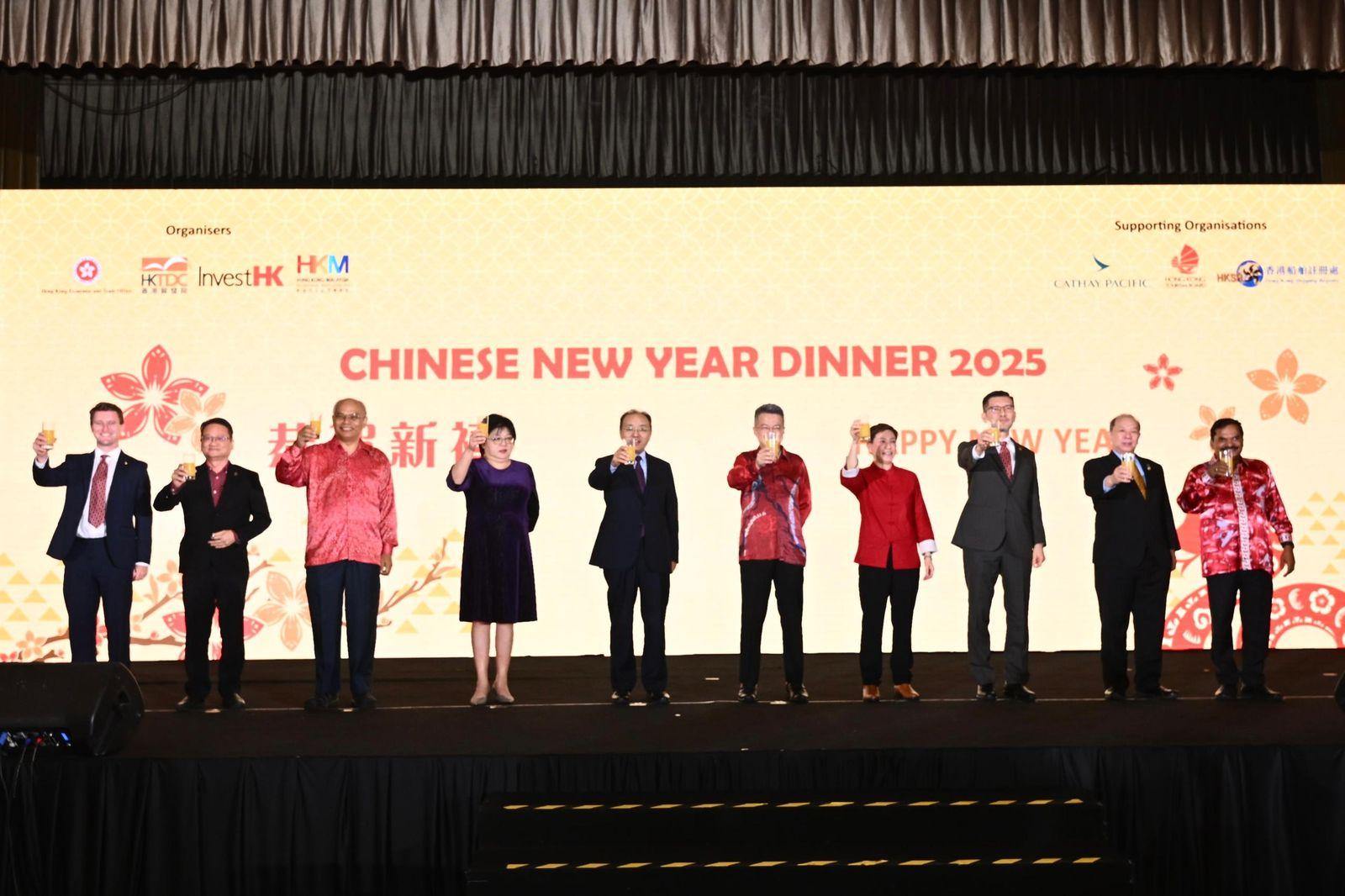 香港駐雅加達經濟貿易辦事處（駐雅加達經貿辦）今日（二月二十日）在馬來西亞吉隆坡舉辦新春晚宴。圖示（左四起）香港貿易發展局馬來西亞代表何淦杏、中國駐馬來西亞大使歐陽玉靖、馬來西亞投資、貿易及工業部副部長劉鎮東、駐雅加達經貿辦處長鄭青文、香港馬來西亞總商會會長拿督周俊仁和其他嘉賓主持祝酒儀式。