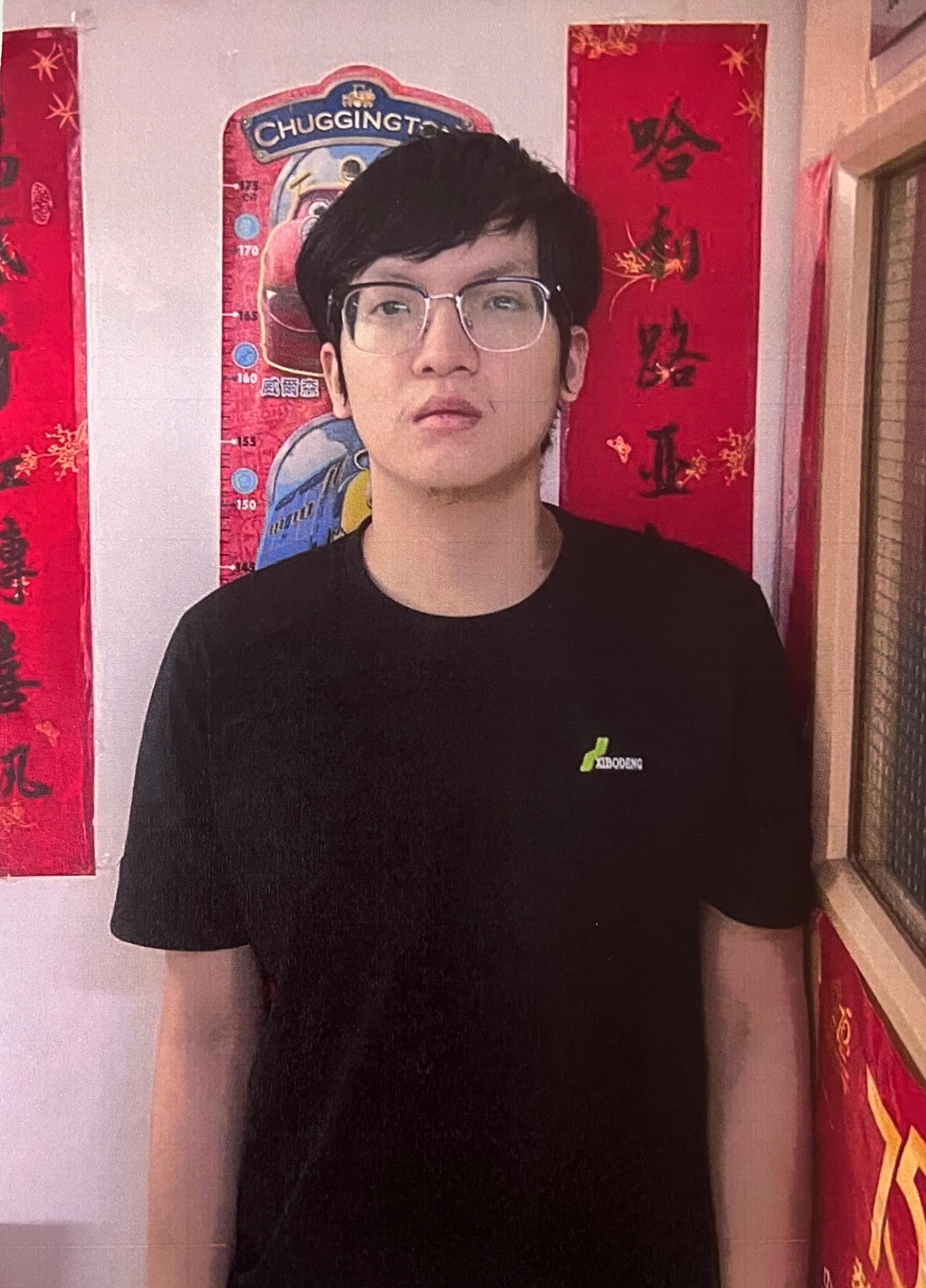 二十四歲男子李民強身高約一點七米，體重約六十七公斤，中等身材，圓面型，黃皮膚及蓄短黑髮。他最後露面時身穿黑色短袖上衣、黑色長褲及橙色運動鞋，戴黑色及金色框眼鏡。