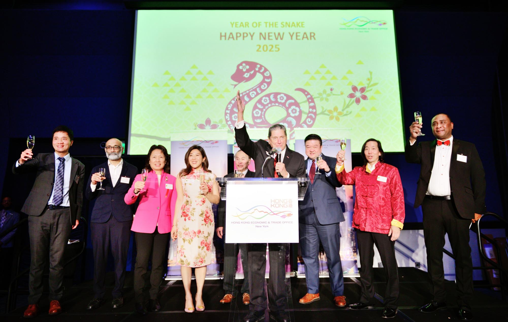 The Hong Kong Economic and Trade Office in New York (New York ETO) celebrated the Year of the Snake with Atlanta, Georgia, at the Hong Kong Spring Reception on February 19 (Atlanta time). Photo shows the Director of New York ETO, Ms Maisie Ho (fourth left), and other officiating guests proposing a toast.