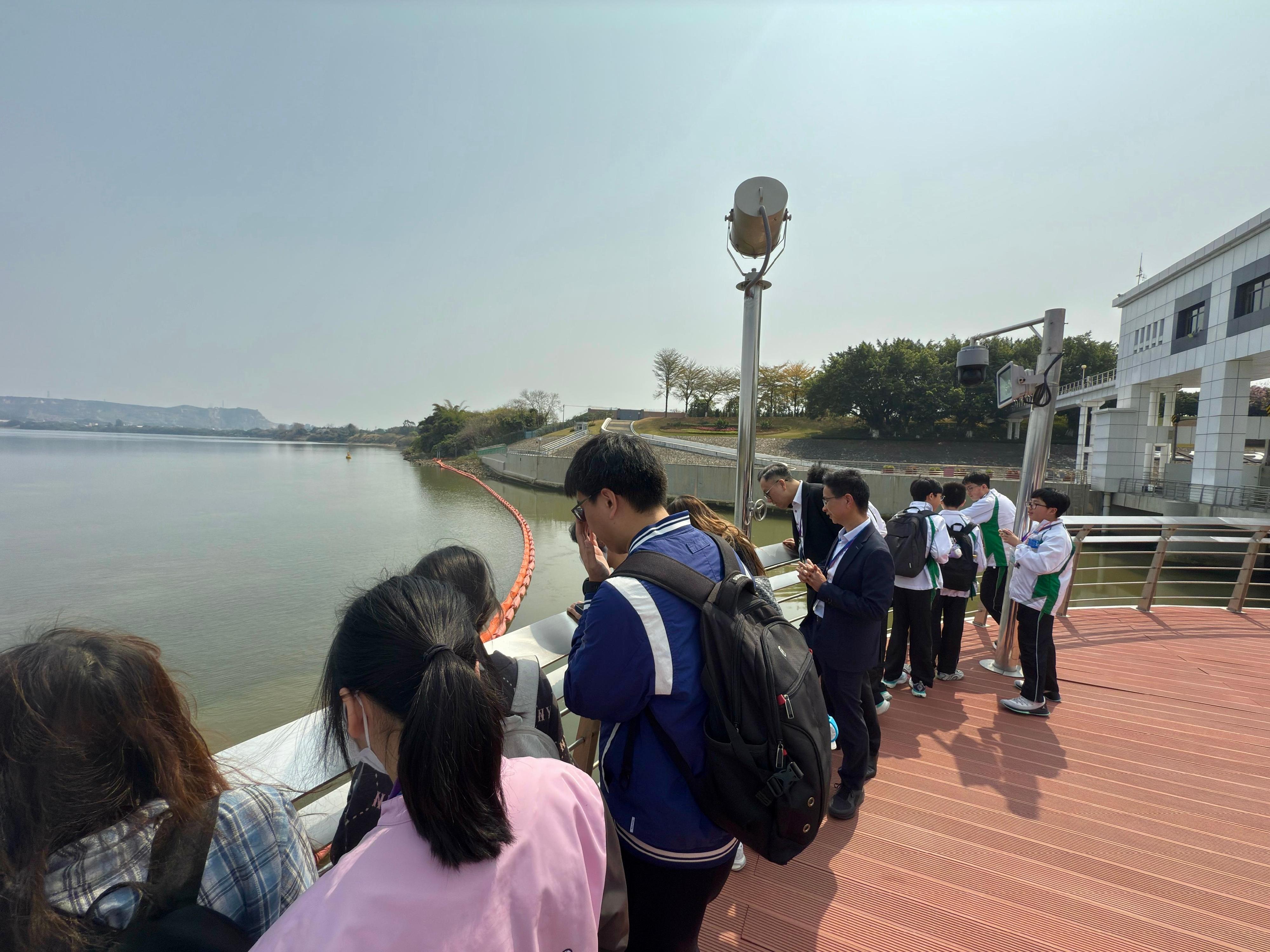 The Development Bureau, the Education Bureau and the Water Supplies Department jointly organised the Mainland study tour "An Exploration into the Supply of Dongjiang Water to Hong Kong" for secondary students on February 20 and 21. About 90 vice-principals, teachers and students from secondary schools visited facilities related to the Dongjiang-Shenzhen Water Supply Scheme in Guangdong Province. Photo shows the delegation visiting the Taiyuan Pumping Station in Dongguan.