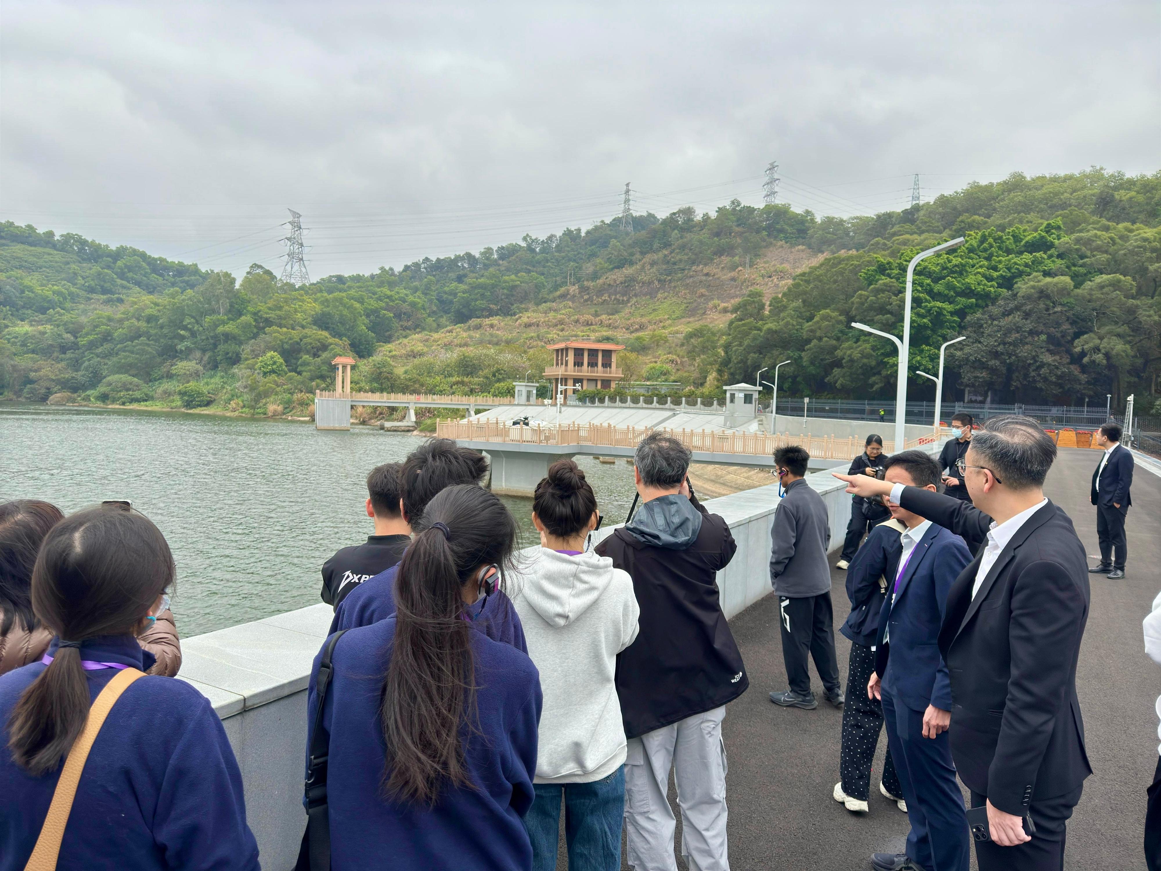 The Development Bureau, the Education Bureau and the Water Supplies Department jointly organised the Mainland study tour "An Exploration into the Supply of Dongjiang Water to Hong Kong" for secondary students on February 20 and 21. About 90 vice-principals, teachers and students from secondary schools visited facilities related to the Dongjiang-Shenzhen Water Supply Scheme in Guangdong Province. Photo shows the delegation visiting the Shenzhen Reservoir to learn about its operation and intelligent management.