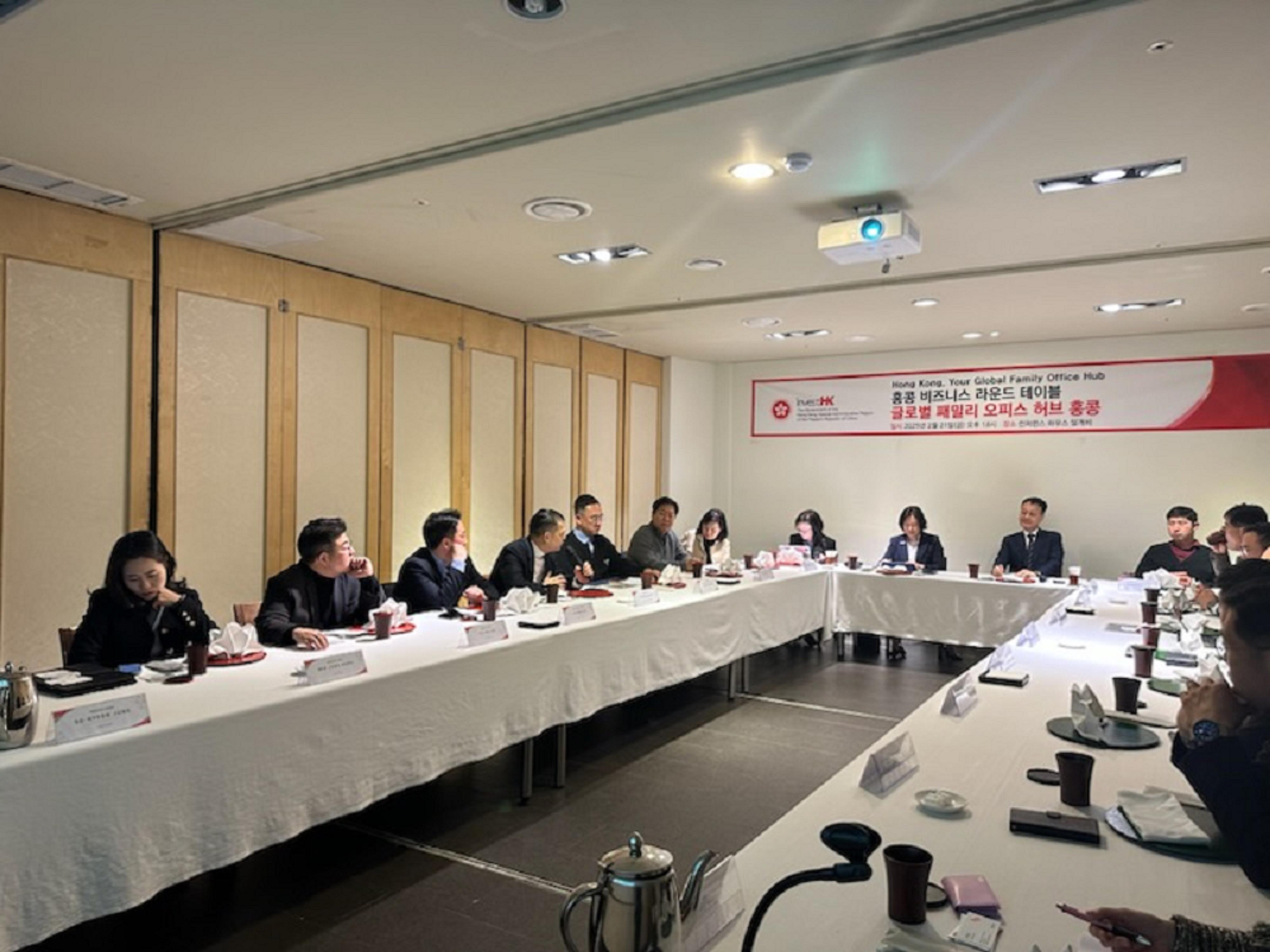 The Director-General of Investment Promotion at Invest Hong Kong, Ms Alpha Lau (ninth left), spoke at a business roundtable in Korea today (February 21) to elaborate on the latest business advantages of Hong Kong. 