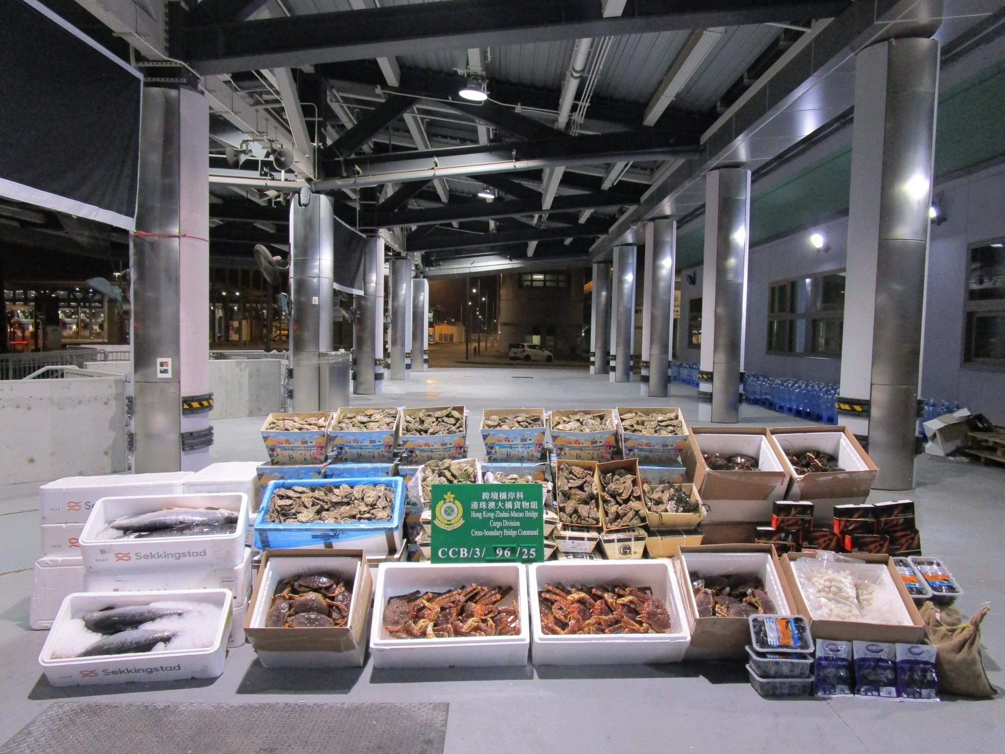 Hong Kong Customs yesterday (February 20) detected a suspected smuggling case involving a cross-boundary goods vehicle at the Hong Kong-Zhuhai-Macao Bridge Hong Kong Port. A batch of suspected smuggled seafood, including about 1 450 kilograms of oysters, 1 150kg of fish, 300kg of lobsters, with a total estimated market value of about $1.39 million, was seized. Photo shows the suspected smuggled seafood seized.