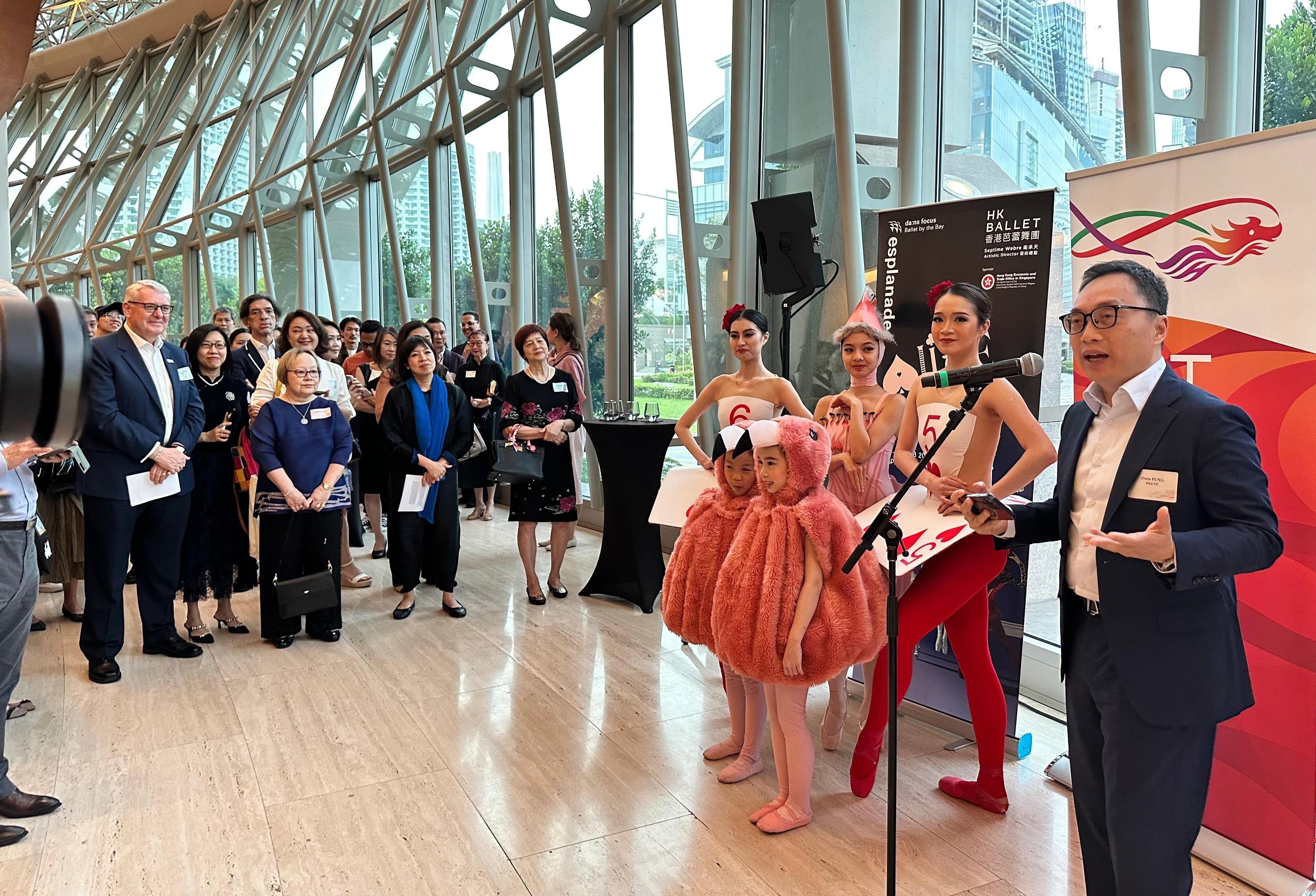The Hong Kong Economic and Trade Office, Singapore (Singapore ETO) supported and sponsored ALICE (in wonderland) four performances by the Hong Kong Ballet (HKB), one of Asia's premier dance companies, at the Esplanade - Theatres on the Bay, Singapore, which the opening performance was held last evening (February 21). About 100 guests, including the Executive Director of HKB, Ms Heidi Li; the Artistic Director of HKB, Mr Septime Webre; representatives from the Chinese Embassy in Singapore, Singapore government ministries, Singapore National Arts Council, the Esplanade - Theatres on the Bay, business, arts and education sectors, members of Singaporean communities, were invited to a reception hosted by the Singapore ETO before the opening performance. Photo shows the Director of the Singapore ETO, Mr Owin Fung, speaking at the reception.