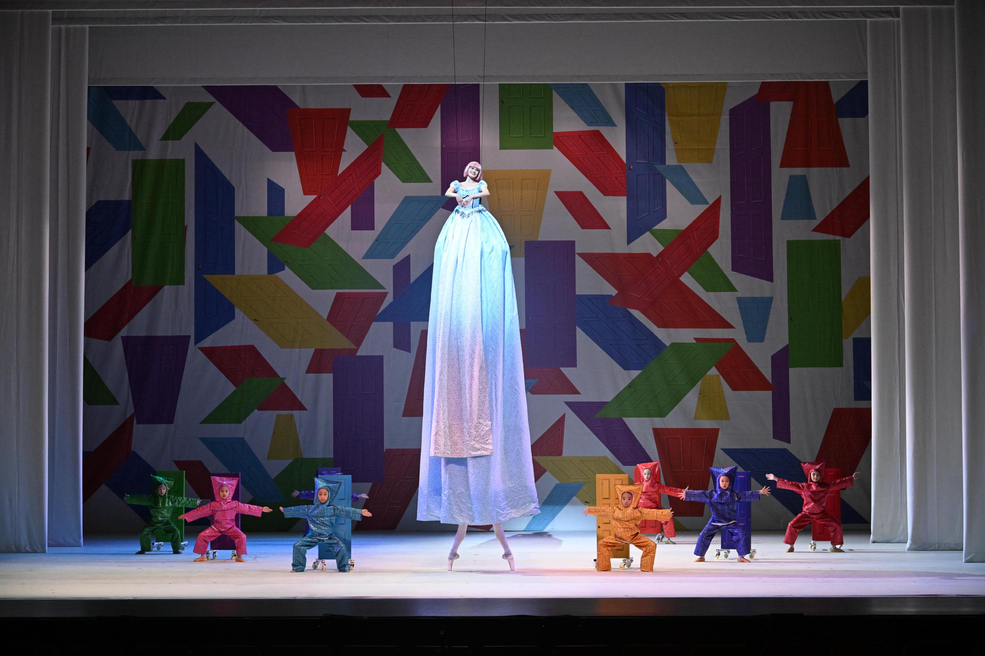 The Hong Kong Economic and Trade Office, Singapore (Singapore ETO) supported and sponsored ALICE (in wonderland) four performances by the Hong Kong Ballet (HKB), one of Asia's premier dance companies, at the Esplanade - Theatres on the Bay, Singapore, which the opening performance was held last evening (February 21). Photo shows a stage photo of ALICE (in wonderland) taken by the Esplanade - Theatres on the Bay, Singapore.