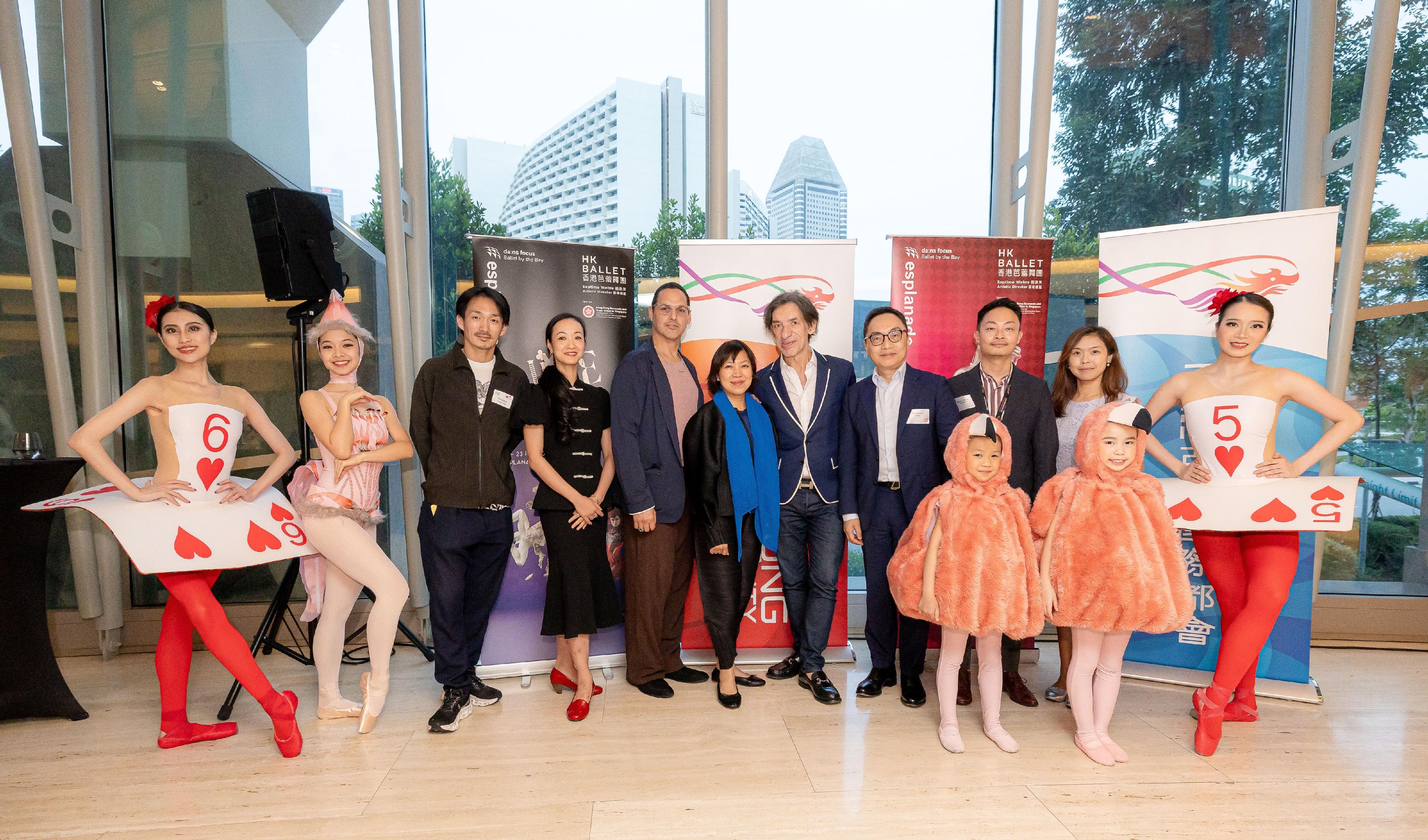 The Hong Kong Economic and Trade Office, Singapore (Singapore ETO) supported and sponsored ALICE (in wonderland) four performances by the Hong Kong Ballet (HKB), one of Asia’s premier dance companies, at the Esplanade - Theatres on the Bay, Singapore, which the opening performance was held last evening (February 21). About 100 guests, including the Executive Director of HKB, Ms Heidi Li; the Artistic Director of HKB, Mr Septime Webre; representatives from the Chinese Embassy in Singapore, Singapore government ministries, Singapore National Arts Council, the Esplanade - Theatres on the Bay, business, arts and education sectors, members of Singaporean communities, were invited to a reception hosted by the Singapore ETO before the opening performance. Photo shows the Director of the Singapore ETO, Mr Owin Fung (eighth left); Ms Heidi Li (sixth left); Mr Septime Webre (seventh left); representatives of Singapore ETO and HKB in a group picture with ballet dancers in the reception.