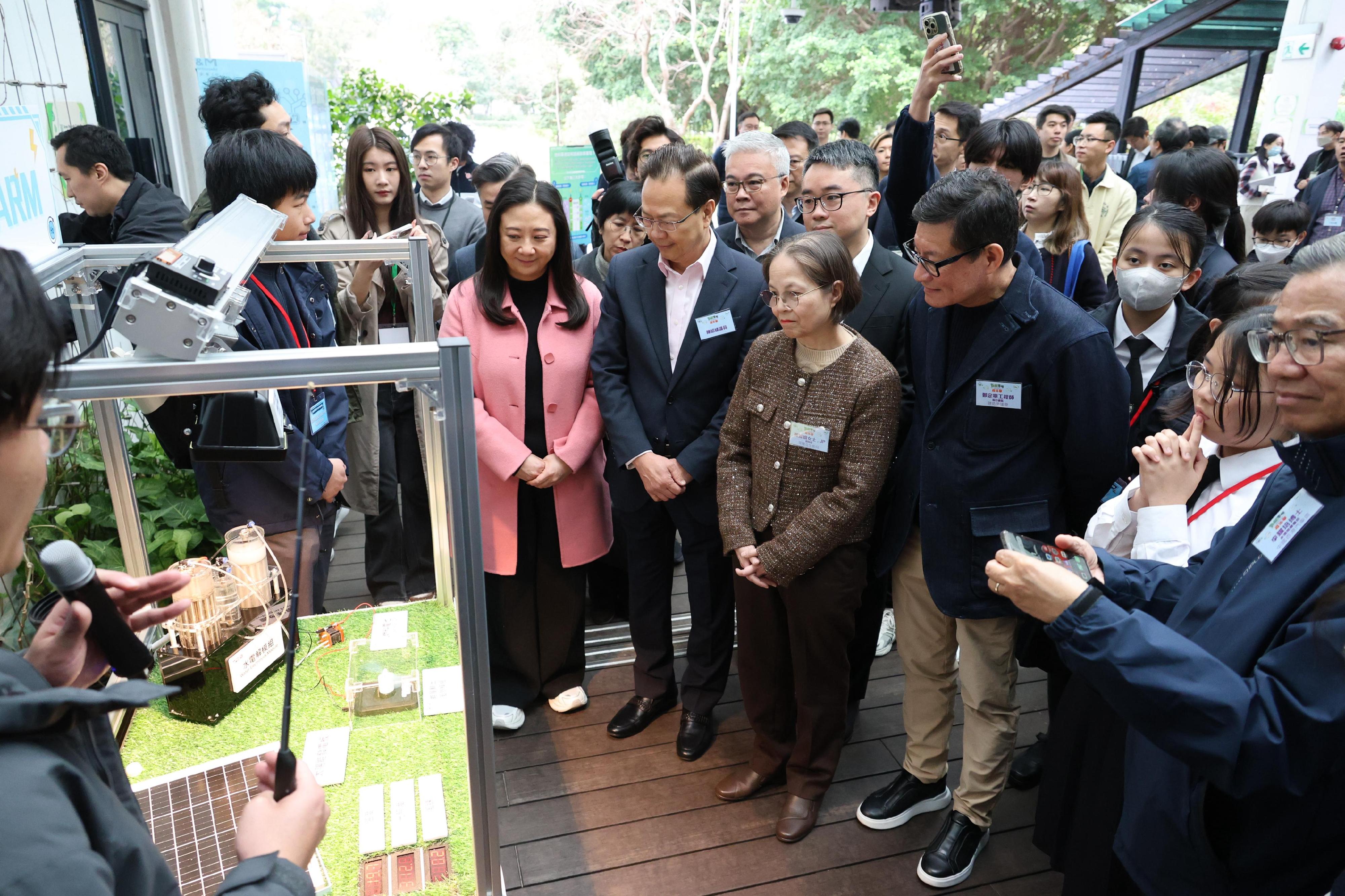 The Hydrogen Zero Carbon STEAM Carnival, organised by the Electrical and Mechanical Services Department and co-organised by the Education Bureau and the Construction Industry Council - Zero Carbon Park, is being held today and tomorrow (February 22 and 23). Photo shows the guests watching a demonstration on the use of solar photovoltaic panels to produce hydrogen gas at a booth.