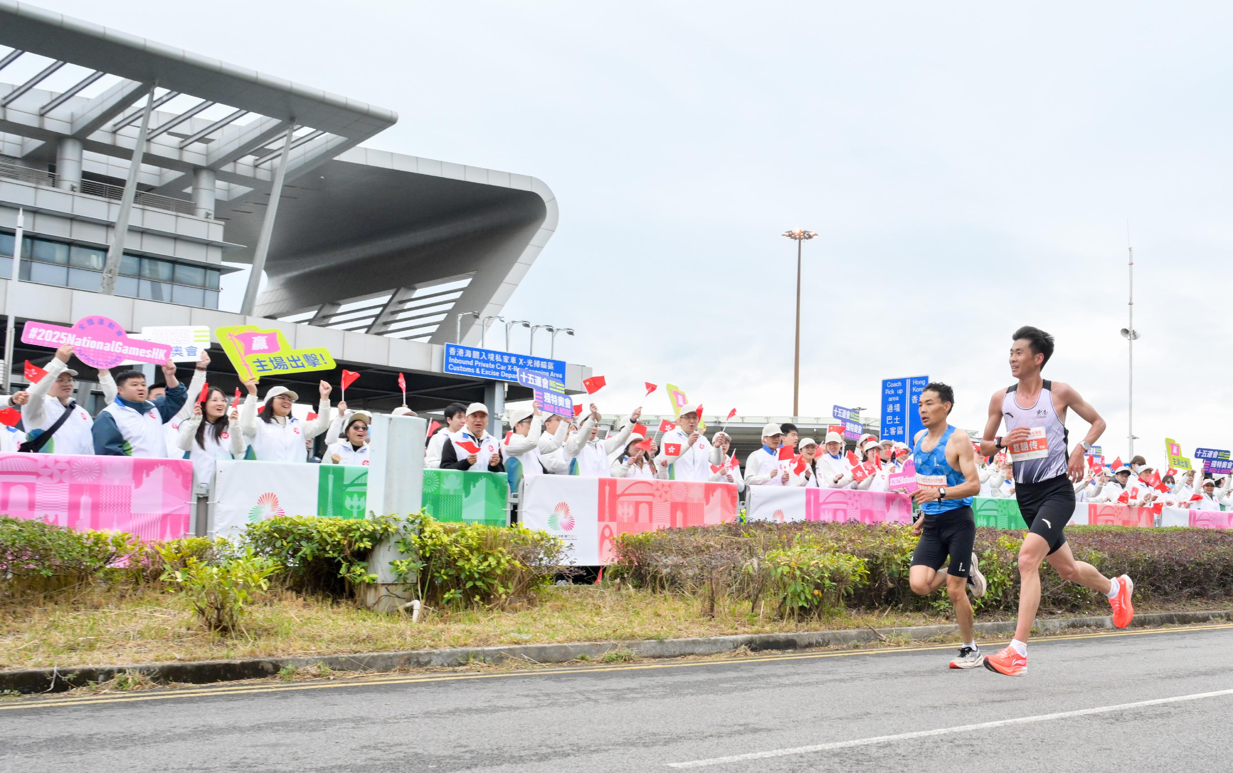 The 2025 Shenzhen-Hong Kong marathon and the 15th National Games athletics (marathon) test event was held today (February 23). Runners of the men's race pass through the Shenzhen Bay Port and are greeted with cheers by supporters.