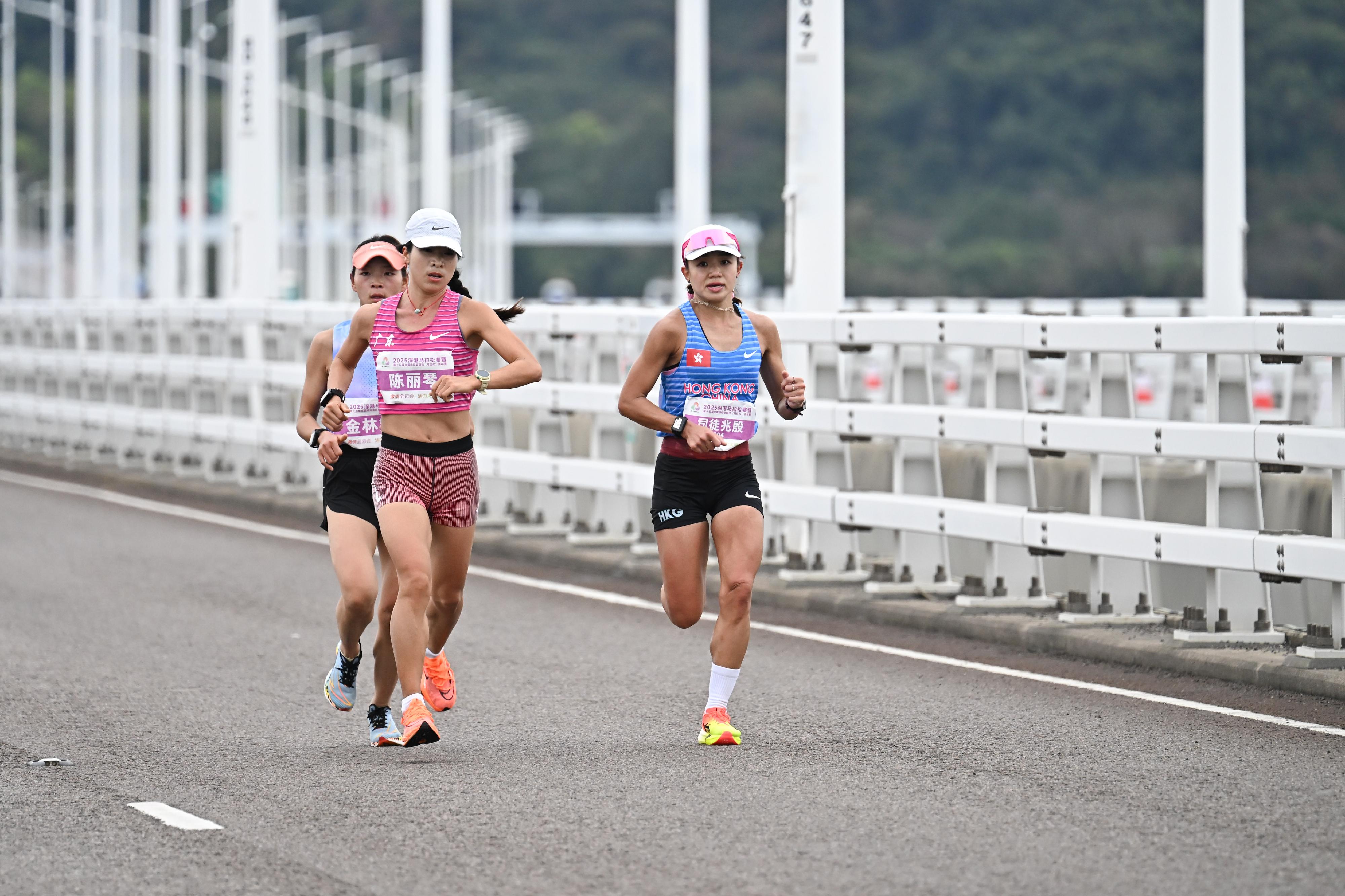 The 2025 Shenzhen-Hong Kong marathon and the 15th National Games athletics (marathon) test event was held today (February 23). Photo shows runners of the women's race running along the Kong Sham Western Highway Viaduct.