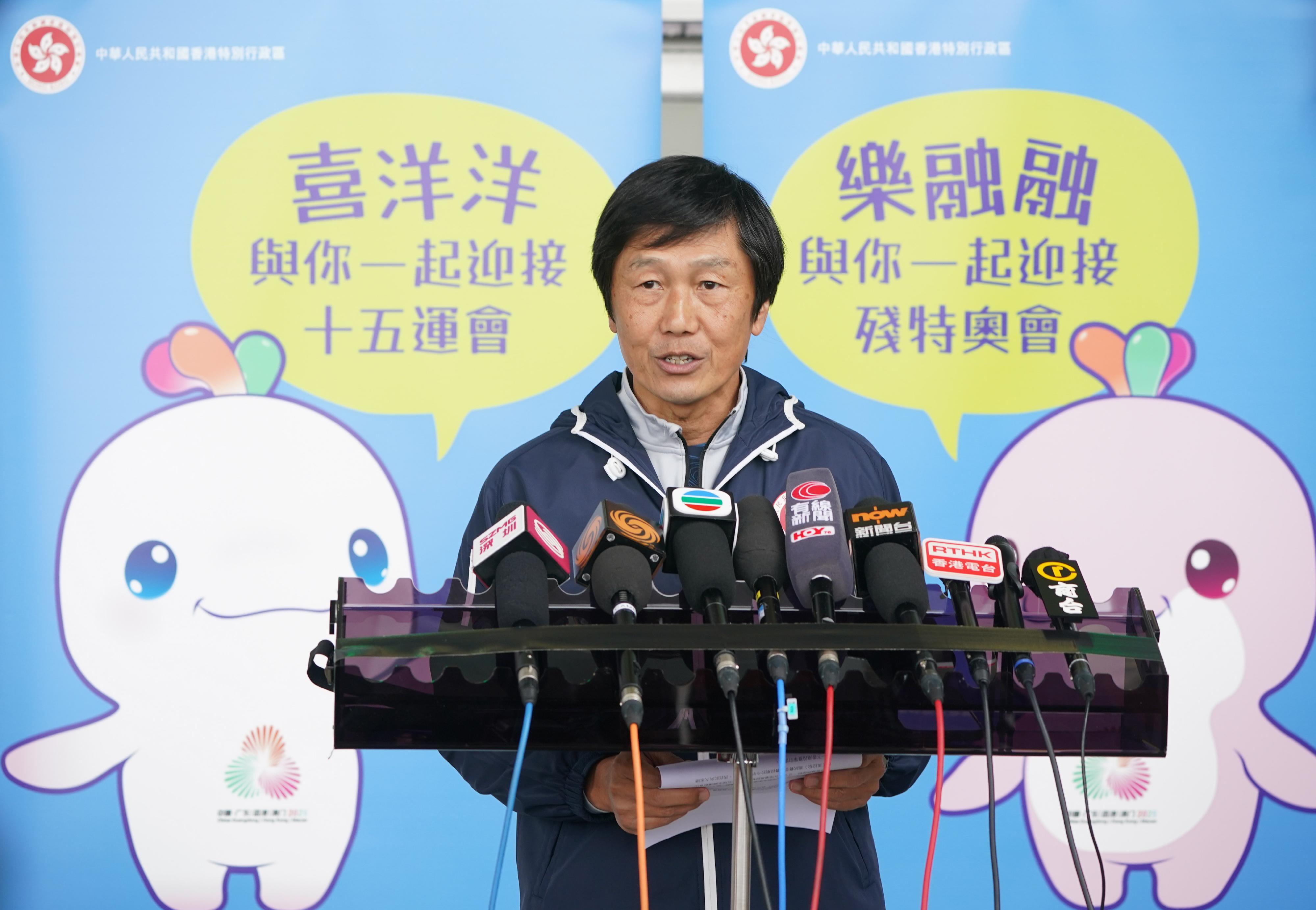 The 2025 Shenzhen-Hong Kong marathon and the 15th National Games athletics (marathon) test event was held today (February 23). Photo shows the Head of the National Games Coordination Office (Hong Kong), Mr Yeung Tak-keung, concluding the race in the Hong Kong section.