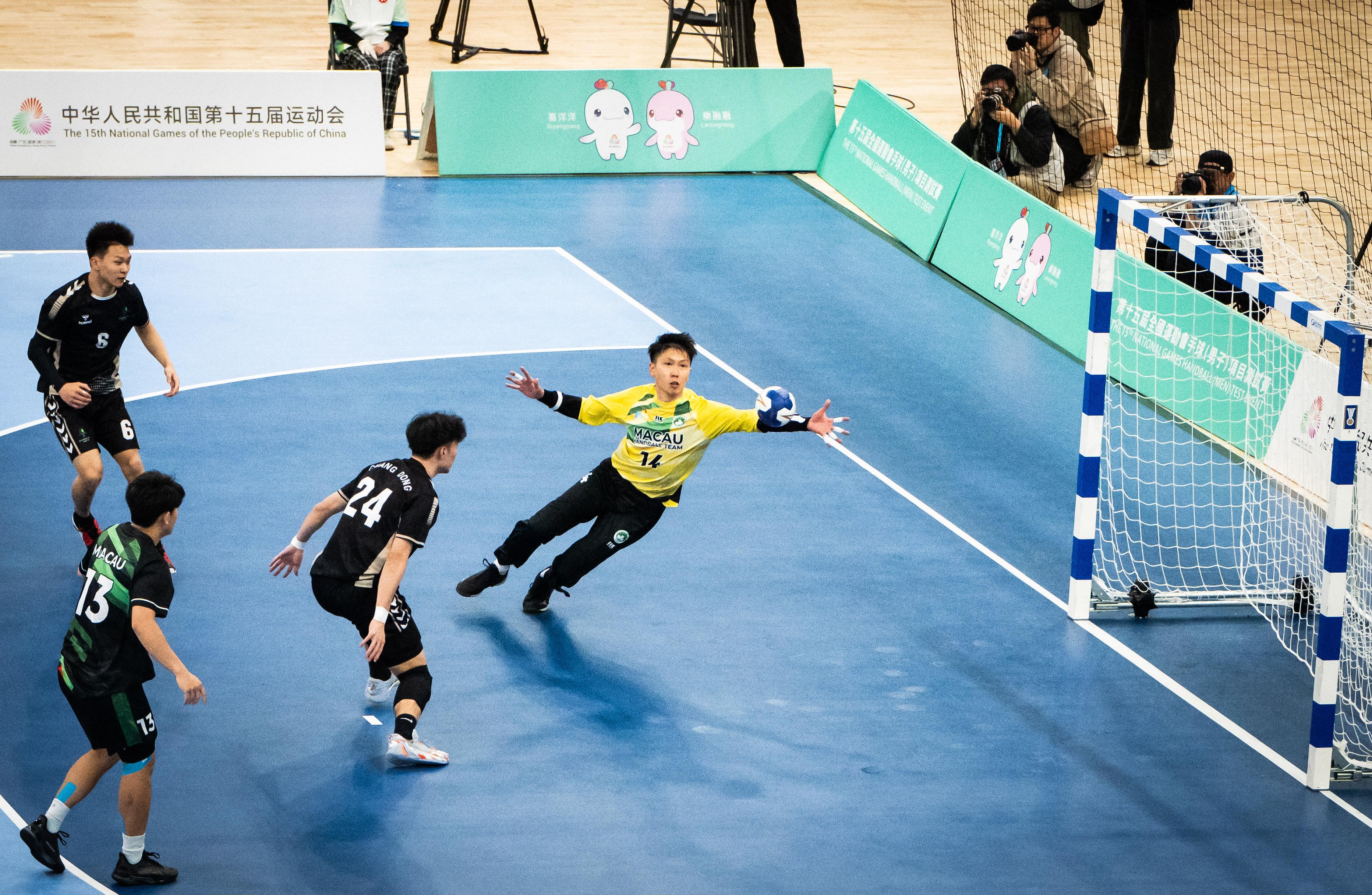 The 15th National Games Handball (Men) Test Event was held at Kai Tak Arena, Kai Tak Sports Park today (February 23). Photos shows Guangdong Men's Handball Team competing with Macao Men's Handball Team at the event.