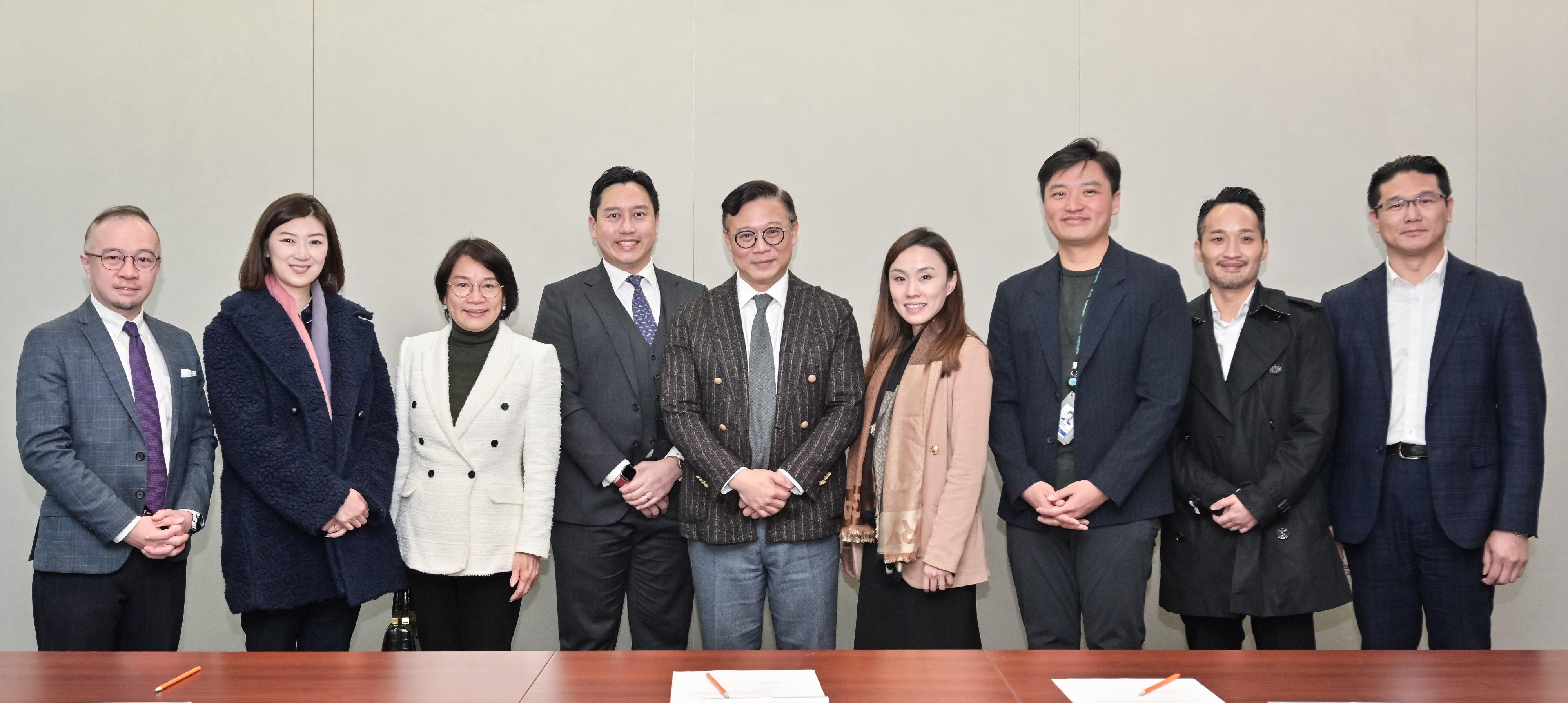 The Advisory Committee on Sports Dispute Resolution of the Department of Justice, chaired by the Deputy Secretary for Justice, Dr Cheung Kwok-kwan, met with several Members of the Legislative Council today (February 25) to discuss the way forward for developing sports dispute resolution in Hong Kong. Photo shows Dr Cheung (centre) and other attendees before the meeting.
