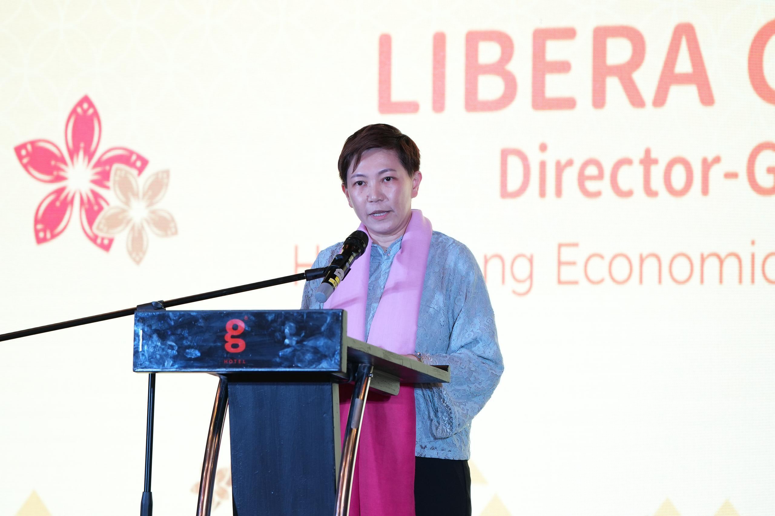 The Hong Kong Economic and Trade Office, Jakarta (HKETO Jakarta) today (February 25) hosted a Chinese New Year dinner in Penang, Malaysia. Photo shows the Director-General of the HKETO Jakarta, Miss Libera Cheng, delivering a welcoming speech.