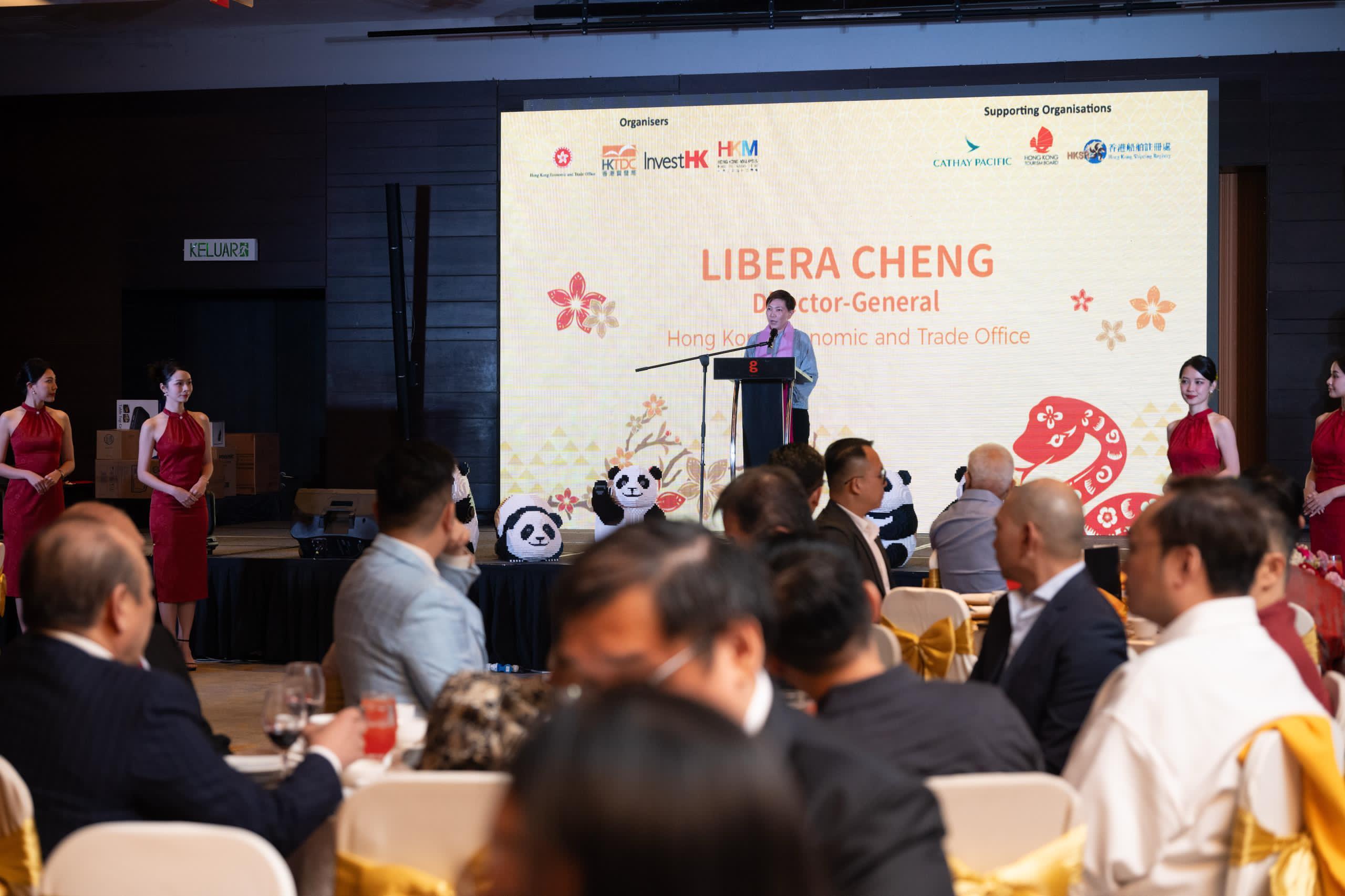 The Hong Kong Economic and Trade Office, Jakarta (HKETO Jakarta) today (February 25) hosted a Chinese New Year dinner in Penang, Malaysia. Photo shows the Director-General of the HKETO Jakarta, Miss Libera Cheng, delivering a welcoming speech.