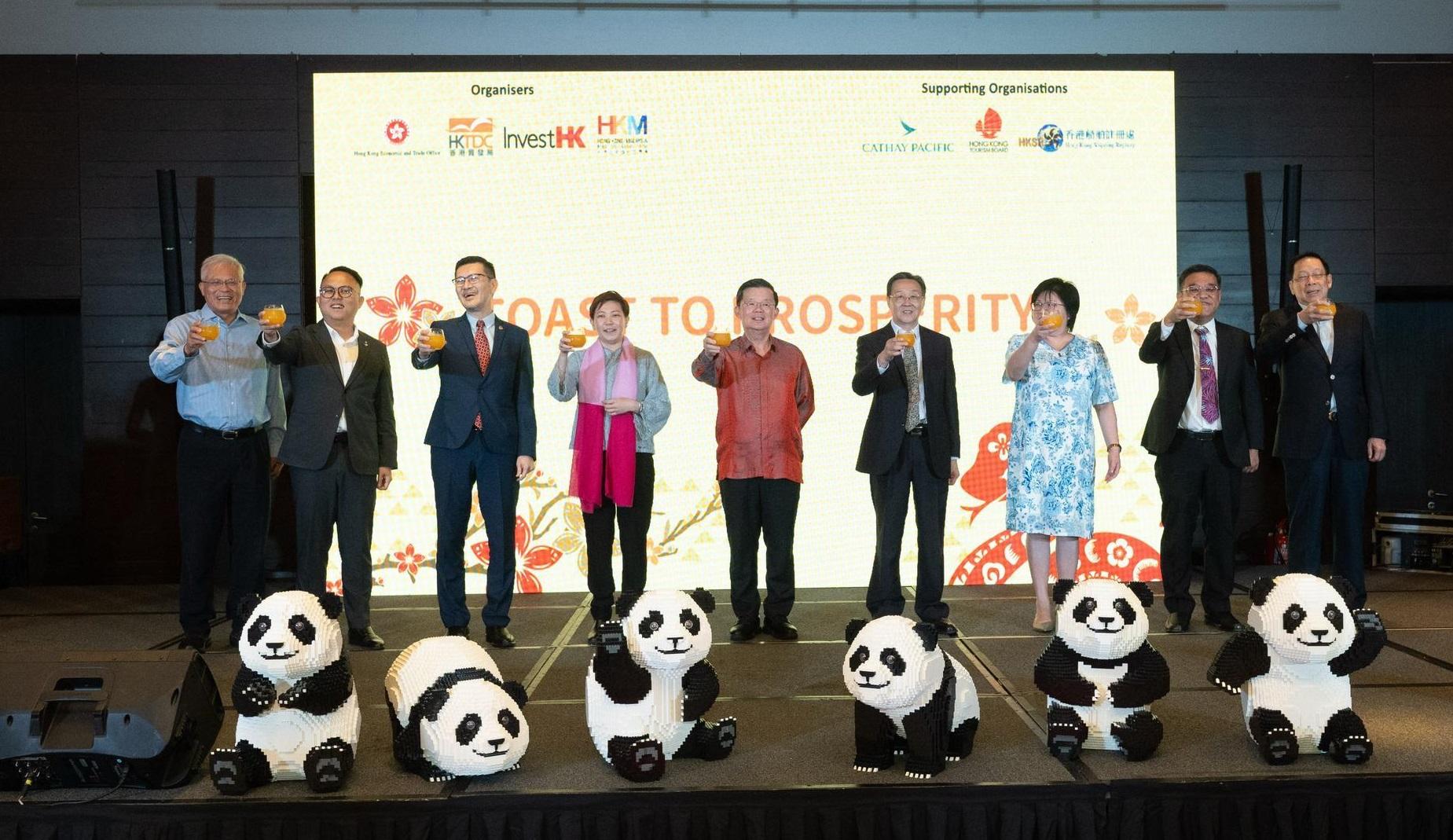 The Hong Kong Economic and Trade Office, Jakarta (HKETO Jakarta) today (February 25) hosted a Chinese New Year dinner in Penang, Malaysia. Photo shows (from second left) the Penang State Executive Councillor for Youth, Sports and Health, Mr Daniel Gooi Zi Sen; the President of the Hong Kong-Malaysia Business Association, Dato' Dixon Chew; the Director-General of the HKETO Jakarta, Miss Libera Cheng; the Chief Minister of Penang, Mr Chow Kon Yeow; the Chinese Consul-General in Penang, Mr Zhou Youbin; the Director of Malaysia of the Hong Kong Trade Development Council, Ms Hoh Jee Eng; the Penang State Executive Councillor for Tourism and Creative Economy, Mr Wong Hon Wai, and other guests hosting a toasting ceremony.
