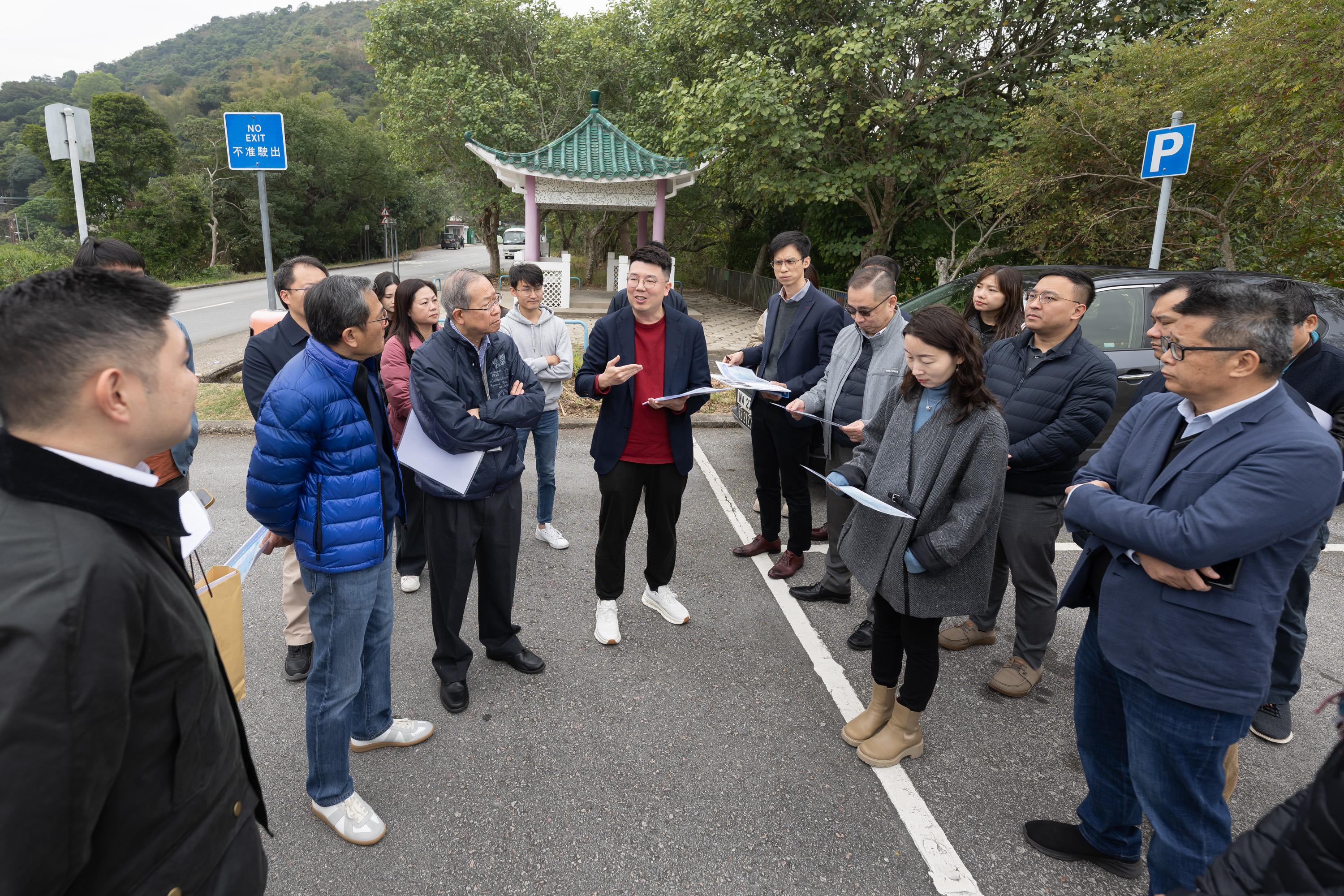 Legislative Council Members, together with North District Council members, conducted a site visit to Sha Tau Kok today (February 25). Photo shows both parties discussing the traffic condition of Luk Keng Road.