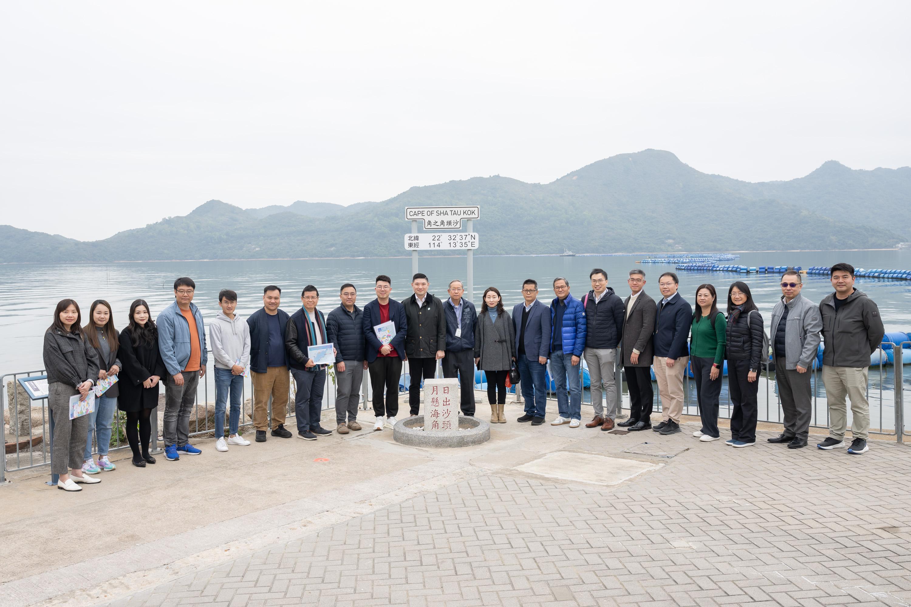 Legislative Council (LegCo) Members, together with North District Council (DC) members, conducted a site visit to Sha Tau Kok today (February 25). Photo shows LegCo Members, North DC members and representatives of the Government at Cape of Sha Tau Kok.
