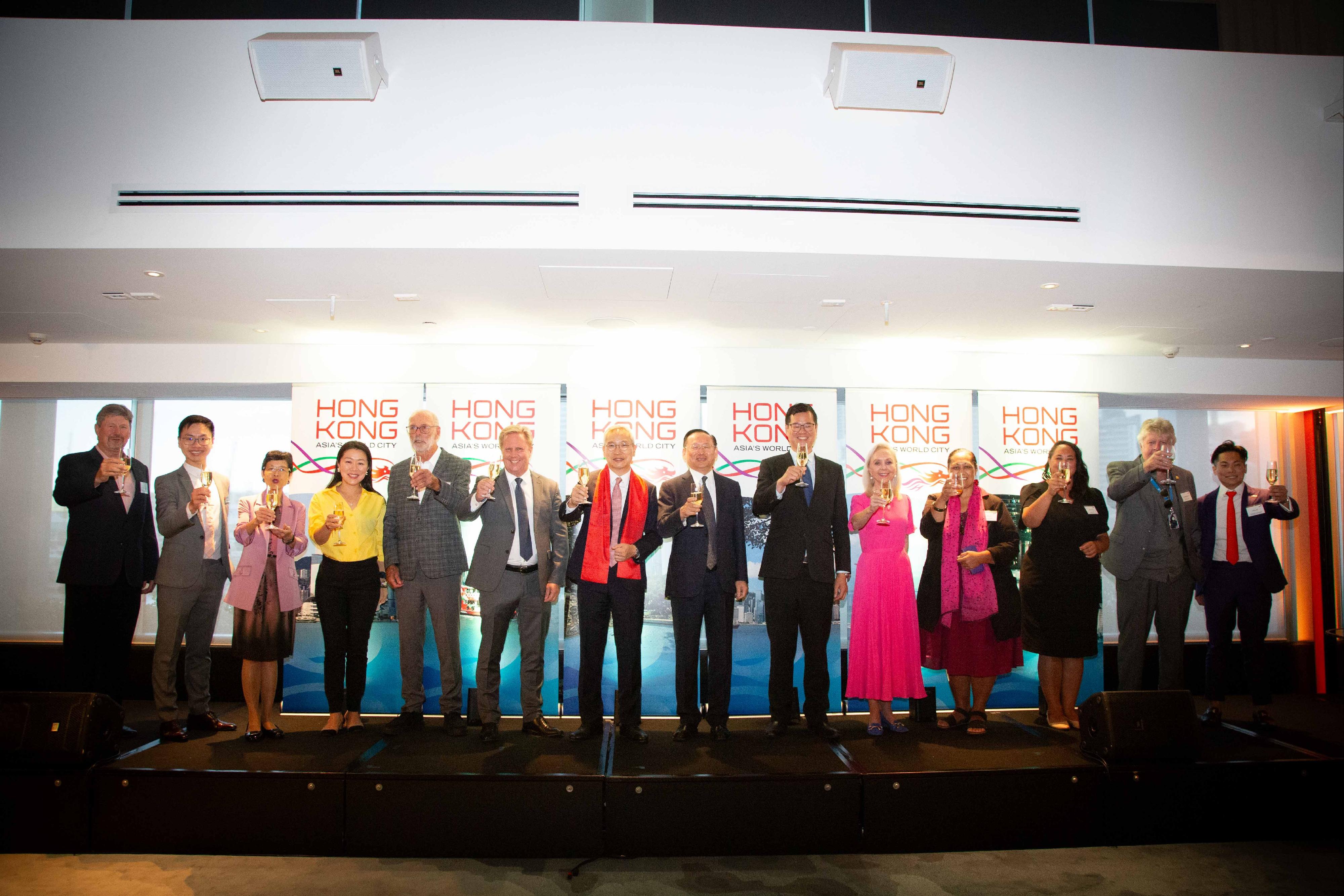 The Hong Kong Economic and Trade Office, Sydney (Sydney ETO) hosted a Chinese New Year reception in Auckland, New Zealand, yesterday (February 25) to celebrate the Year of the Snake. Photo shows the Director of the Sydney ETO, Mr Ricky Chong (seventh left); the Consul-General of the People’s Republic of China in Auckland, Mr Chen Shijie (eighth left); the Minister of Agriculture, Minister of Forestry, Minister for Trade and Investment and Associate Minister of Foreign Affairs of New Zealand, Mr Todd McClay (sixth left); the Mayor of Auckland, Mr Wayne Brown (fifth left), and other guests hosting a toasting ceremony.
