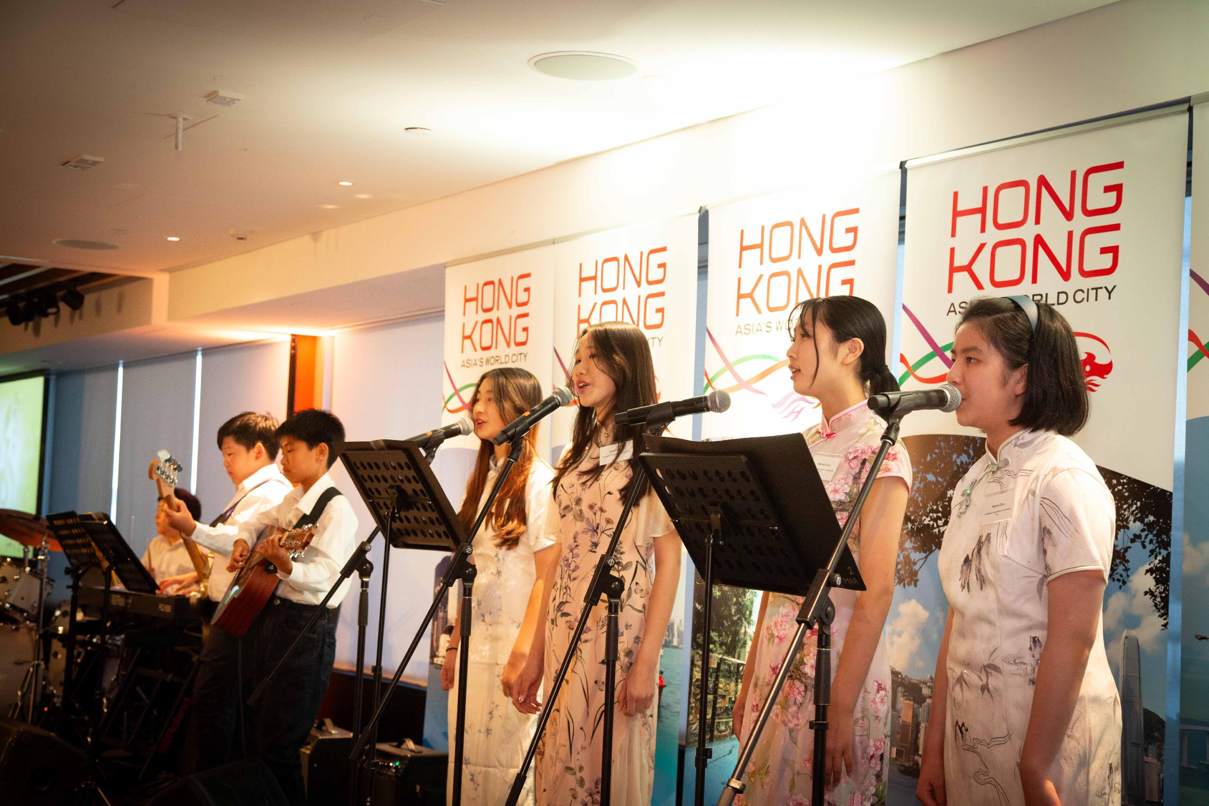 The Hong Kong Economic and Trade Office, Sydney hosted a Chinese New Year reception in Auckland, New Zealand, yesterday (February 25). A music performance featuring Hong Kong teenagers in New Zealand was staged at the reception.