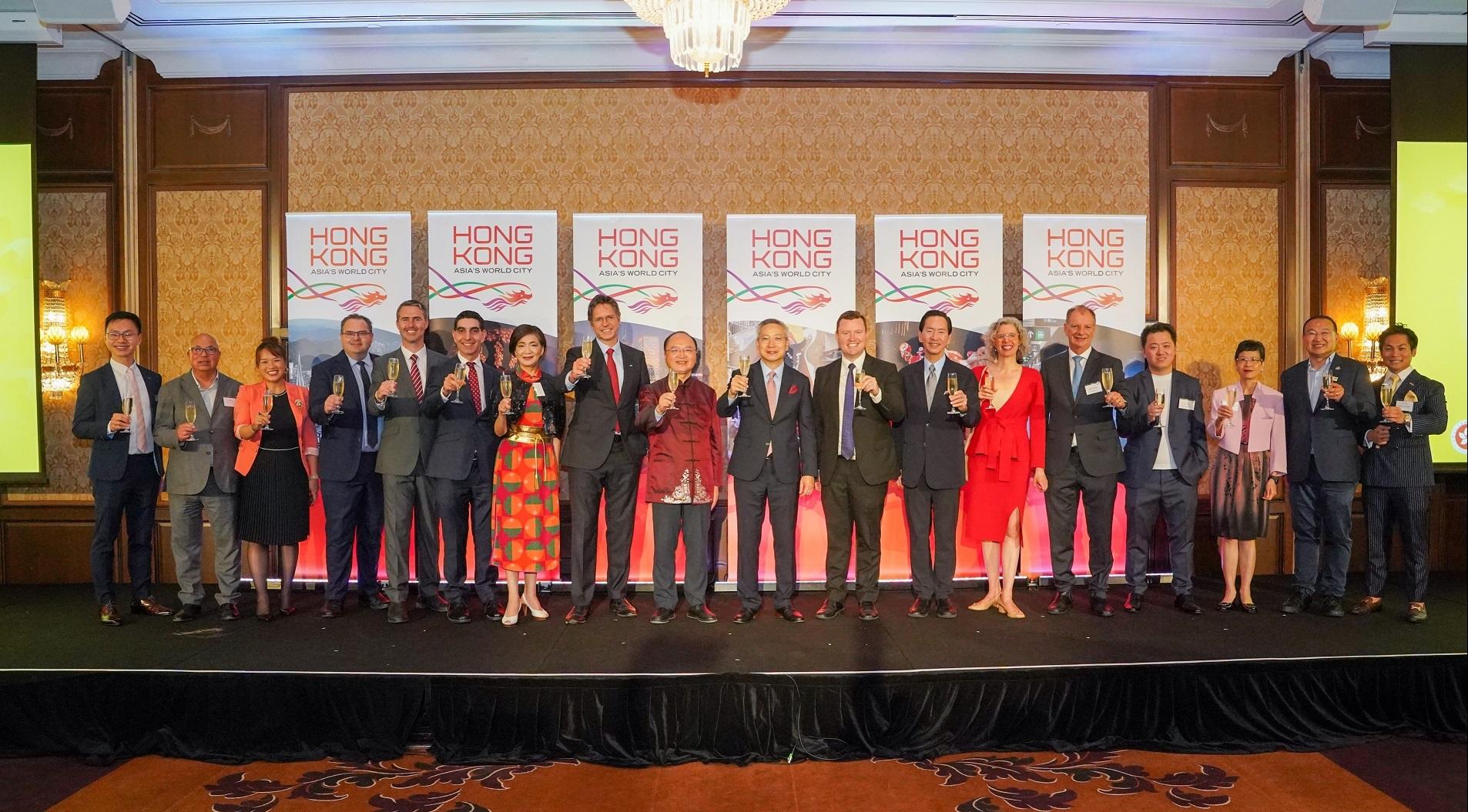 The Hong Kong Economic and Trade Office, Sydney (Sydney ETO) hosted a reception in Melbourne, Australia, on February 6 to celebrate Chinese New Year. Photo shows the Director of the Sydney ETO, Mr Ricky Chong (ninth right); the Chinese Consul-General in Melbourne, Mr Fang Xinwen (10th right); Parliamentary Secretary to the Premier of the Parliament of Victoria, Mr Tim Richardson (eighth right); the Chairman of the M+ Board, Chairman of the Tai Kwun Culture and Arts Company Limited and Vice Chairman of the West Kowloon Cultural District Authority Board, Mr Bernard Chan (seventh right); the Lord Mayor of the City of Melbourne, Mr Nicholas Reece (eighth left); the Founder and Artistic Director of the Hong Kong String Orchestra, Professor Yao Jue (seventh left), and other guests hosting a toasting ceremony.