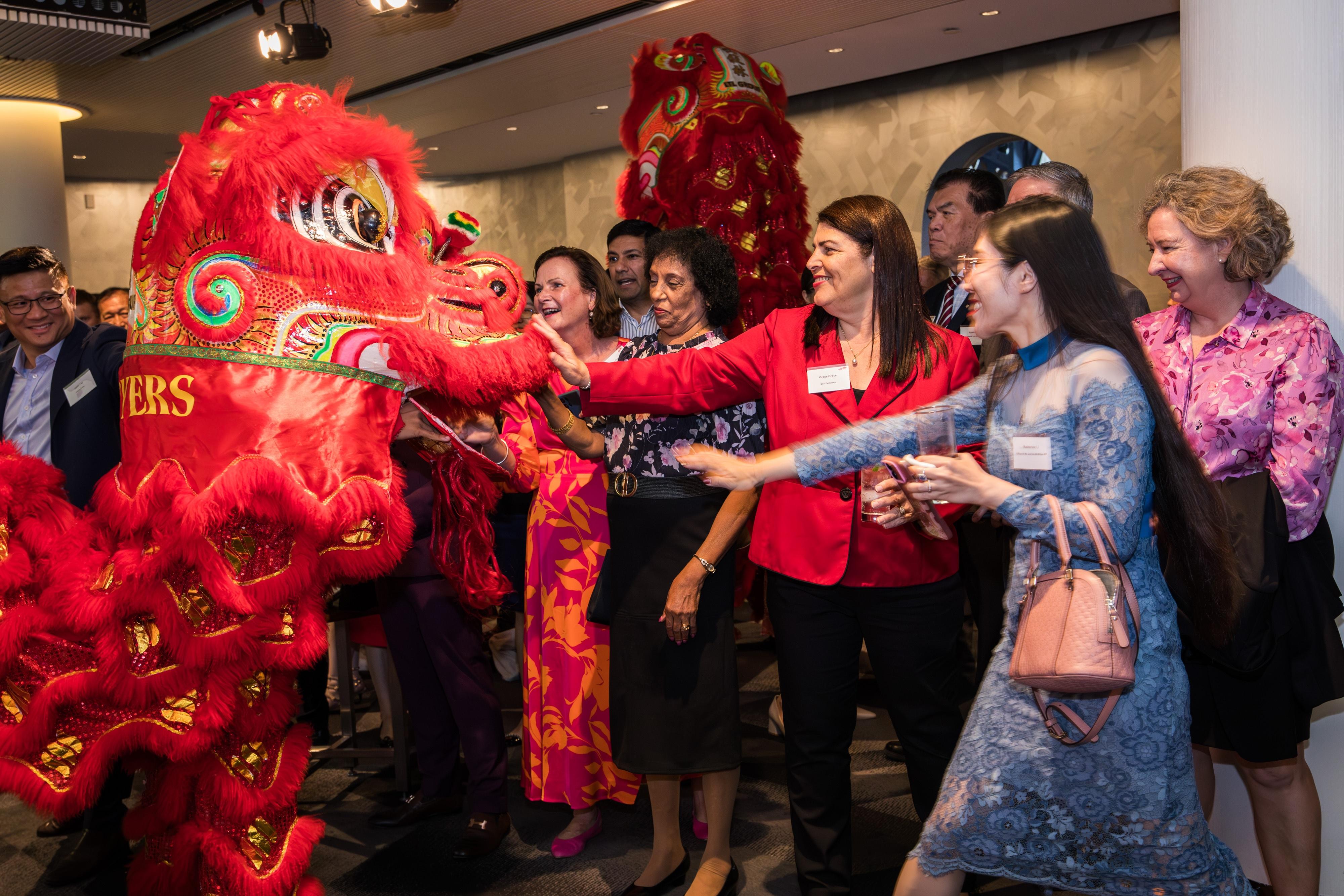 The Hong Kong Economic and Trade Office, Sydney hosted a Chinese New Year reception in Brisbane, Australia, on February 13. A lion dance performance was staged at the reception.