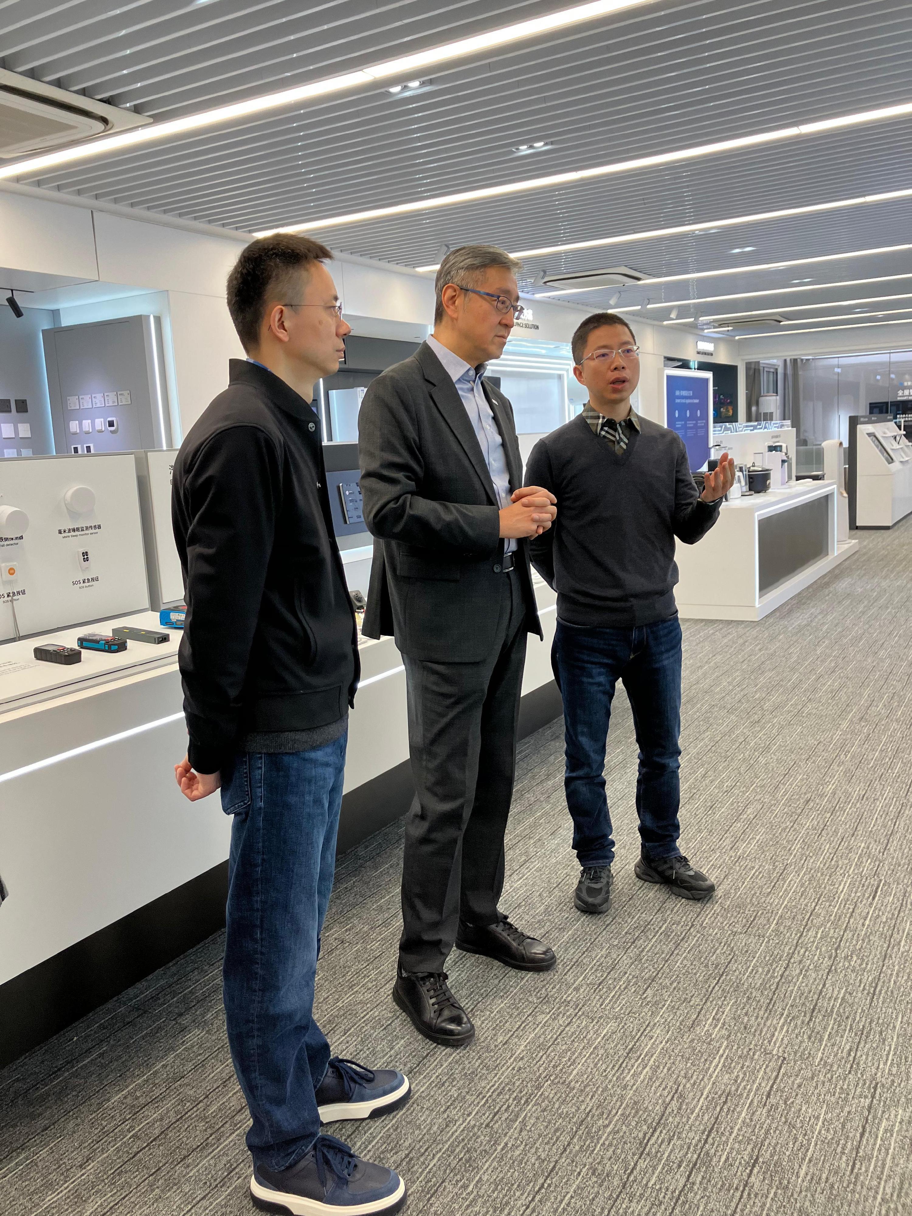 The Director-General of Office for Attracting Strategic Enterprises, Mr Peter Yan today (February 26) concluded his visit to Hangzhou and Shenzhen. The visit was aimed to foster collaboration and communication between Hong Kong and the enterprises in innovation and technology sector in the two cities, and attract potential strategic enterprises to establish their presence in Hong Kong. Photo shows Mr Yan (centre) visited an enterprise in AI sector in Hangzhou.
