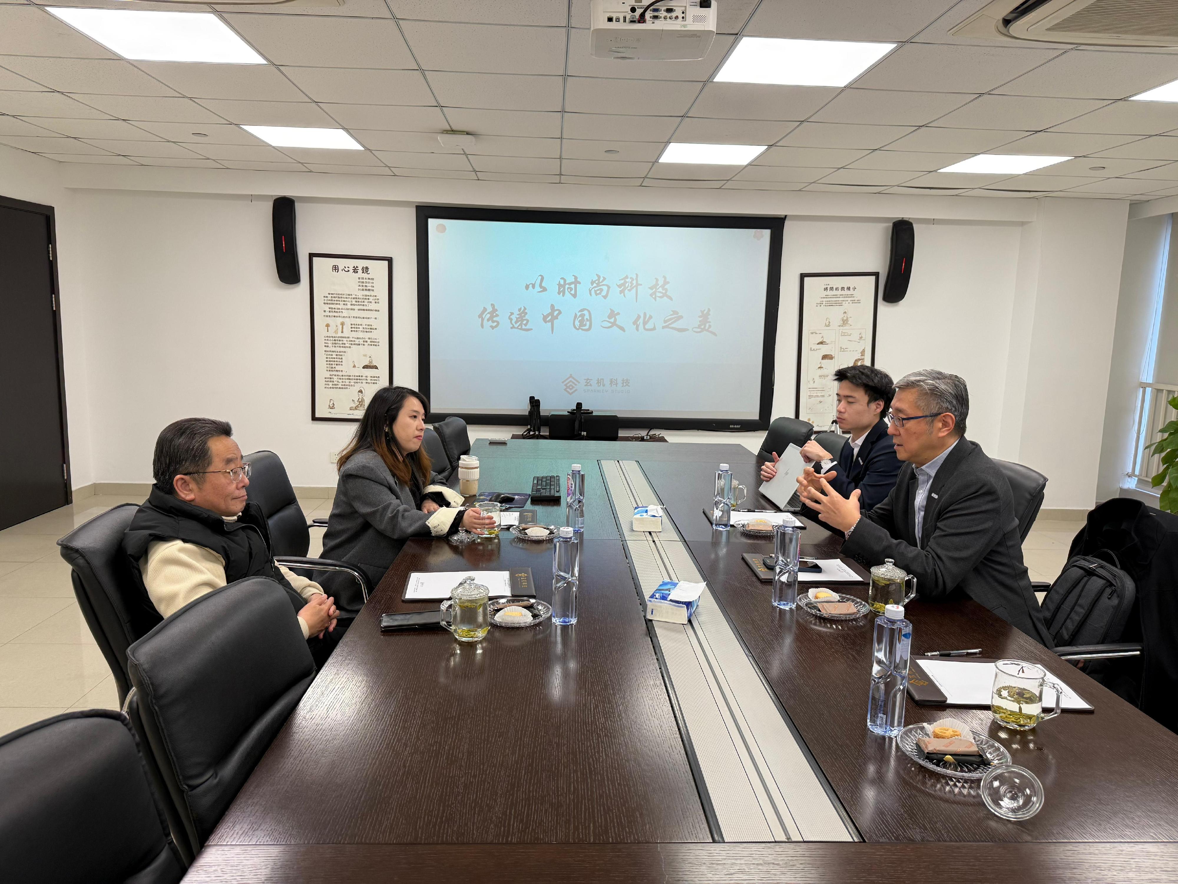 The Director-General of Office for Attracting Strategic Enterprises, Mr Peter Yan today (February 26) concluded his visit to Hangzhou and Shenzhen. The visit was aimed to foster collaboration and communication between Hong Kong and the enterprises in innovation and technology sector in the two cities, and attract potential strategic enterprises to establish their presence in Hong Kong. Photo shows Mr Yan (first right) met with the representatives of the tech-driven creative enterprises in Hangzhou.
