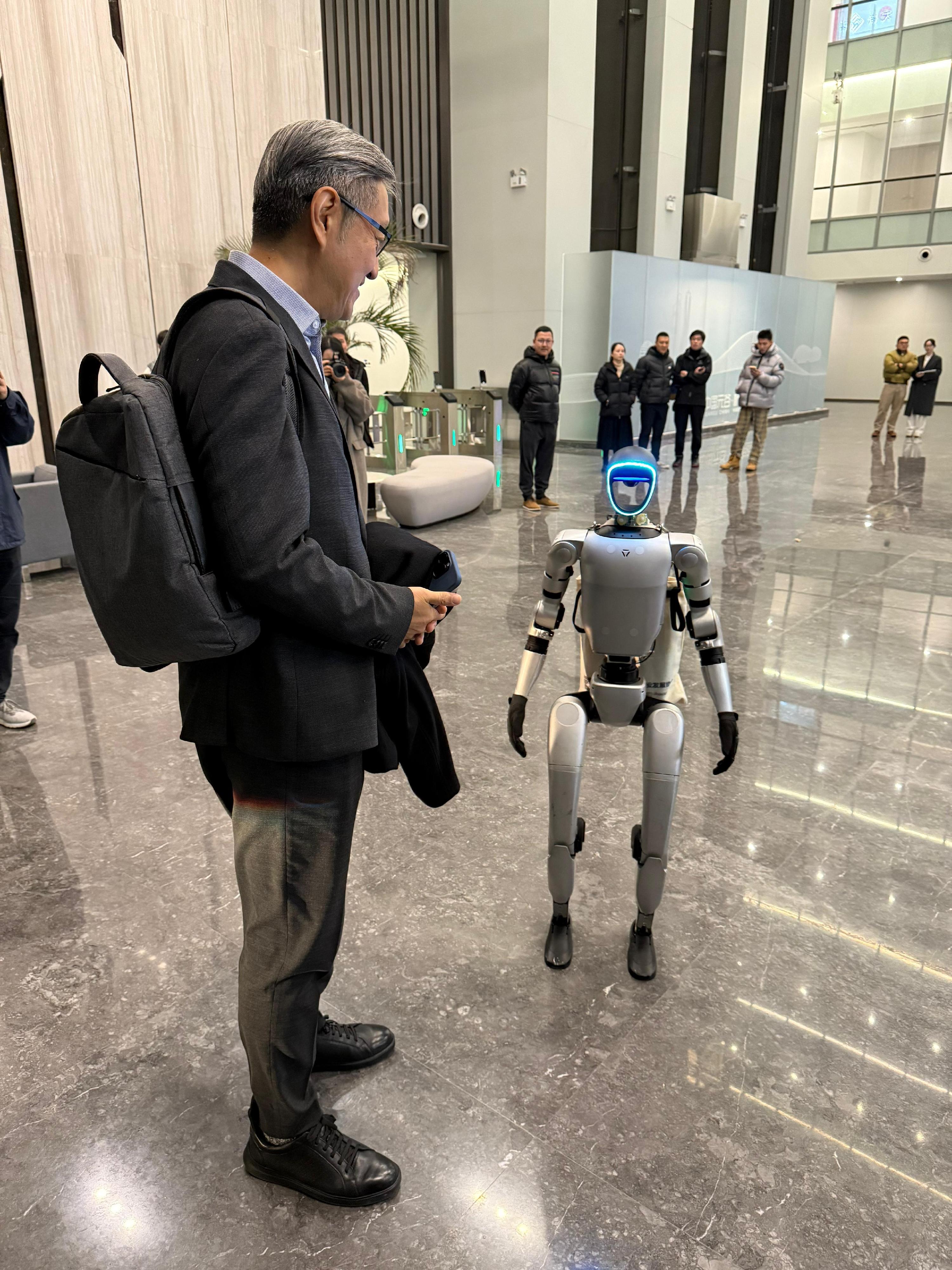 The Director-General of Office for Attracting Strategic Enterprises, Mr Peter Yan today (February 26) concluded his visit to Hangzhou and Shenzhen. The visit was aimed to foster collaboration and communication between Hong Kong and the enterprises in innovation and technology (I&T) sector in the two cities, and attract potential strategic enterprises to establish their presence in Hong Kong. Photo shows Mr Yan visited the Hanggang Technology Building, to gain further insights into Hangzhou's I&T development. 