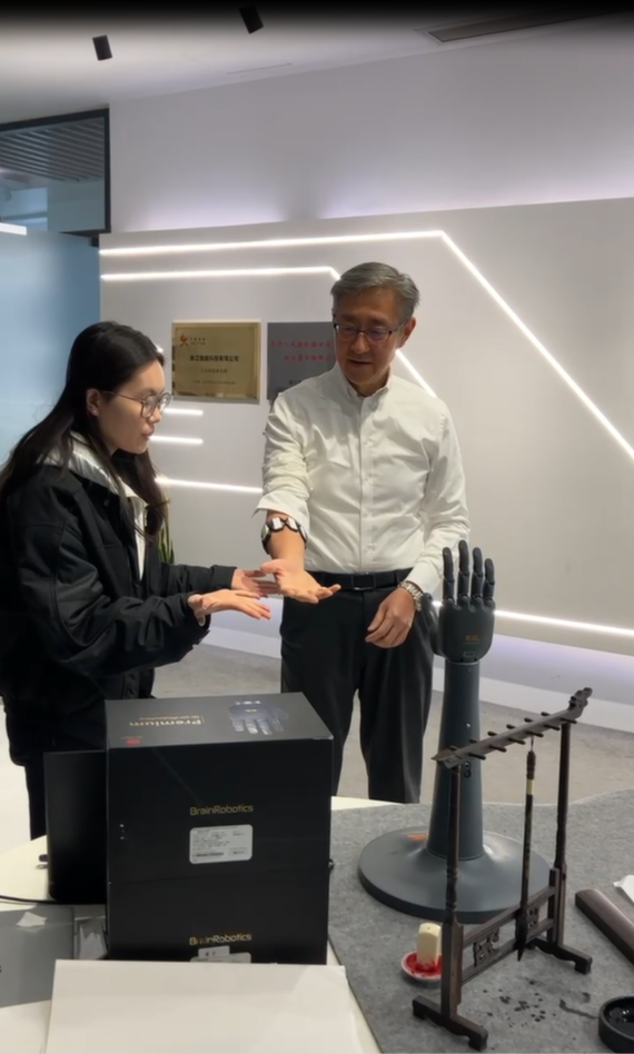 The Director-General of Office for Attracting Strategic Enterprises, Mr Peter Yan today (February 26) concluded his visit to Hangzhou and Shenzhen. The visit was aimed to foster collaboration and communication between Hong Kong and the enterprises in innovation and technology sector in the two cities, and attract potential strategic enterprises to establish their presence in Hong Kong. Photo shows Mr Yan (right) experienced the application of AI technology during his trip to Hangzhou.  