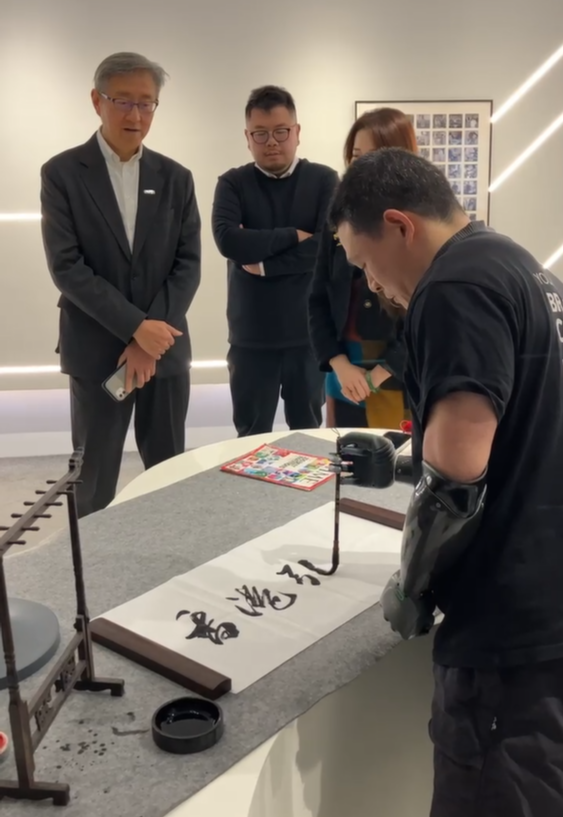 The Director-General of Office for Attracting Strategic Enterprises, Mr Peter Yan today (February 26) concluded his visit to Hangzhou and Shenzhen. The visit was aimed to foster collaboration and communication between Hong Kong and the enterprises in innovation and technology sector in the two cities, and attract potential strategic enterprises to establish their presence in Hong Kong. Photo shows Mr Yan (first left) learned the application of AI technology during his trip in Hangzhou.