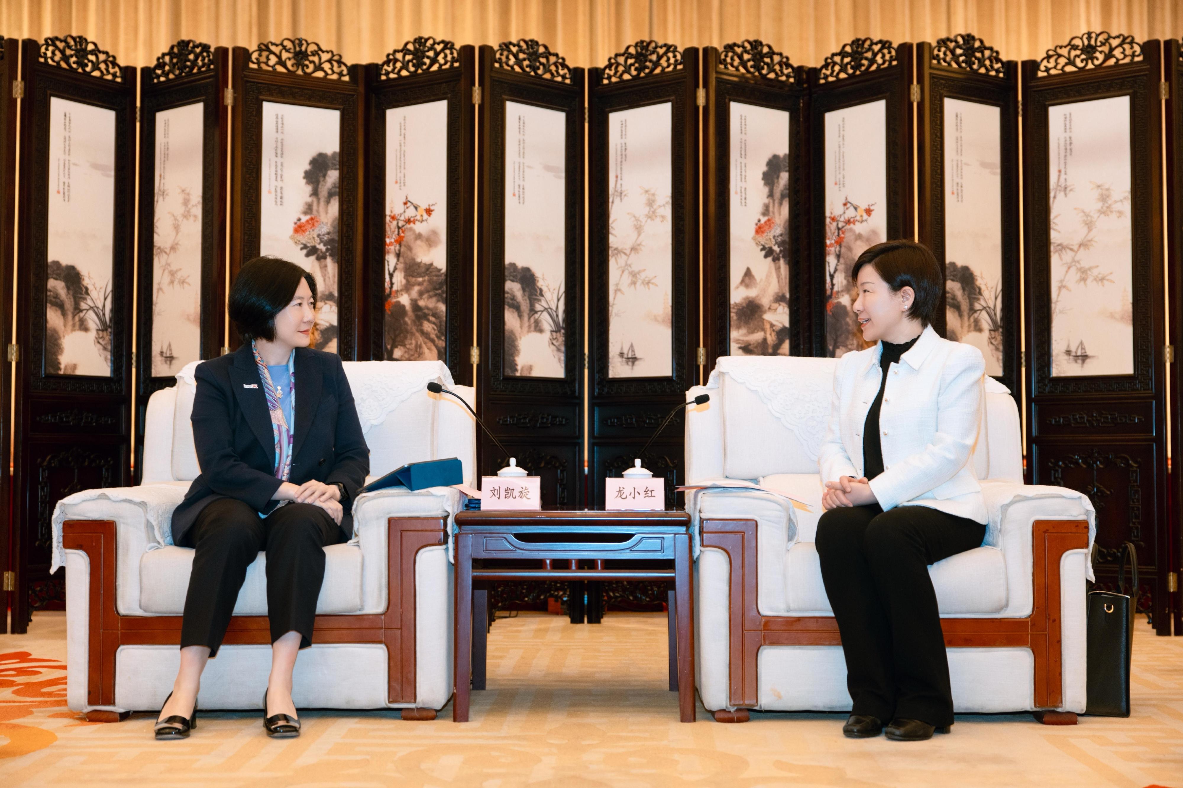 The Director-General of Investment Promotion at Invest Hong Kong, Ms Alpha Lau, has embarked on her first official visit to Wuhan, Hubei Province, from February 26 to 28. Photo shows Ms Lau (left) meeting with the Director-General of the Department of Commerce of Hubei Province, Ms Long Xiaohong (right), yesterday (February 26).