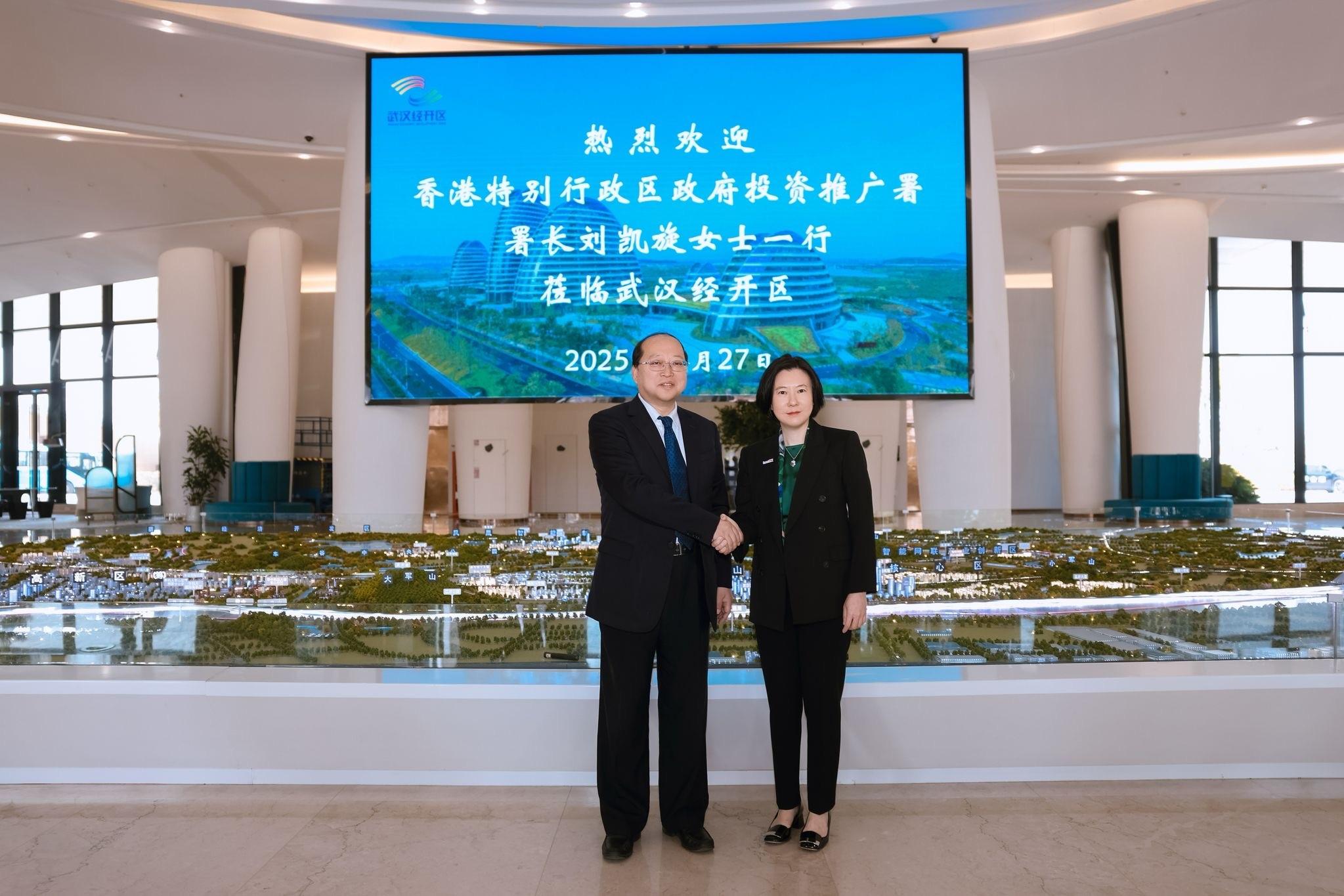 投資推廣署署長劉凱旋於二月二十六日至二十八日展開其上任後首次湖北省武漢市的訪問。圖示武漢市委常委、武漢經濟技術開發區工委書記劉子清（左）與劉凱旋（右）會談前合照。