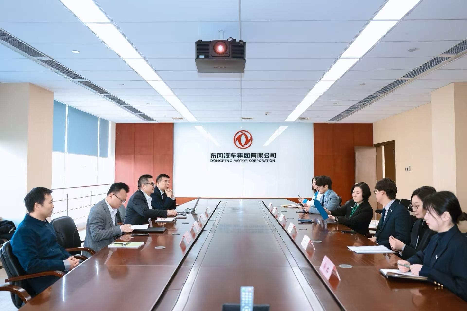 投資推廣署署長劉凱旋於二月二十六日至二十八日展開其上任後首次湖北省武漢市的訪問。圖示劉凱旋（右四）考察武漢經濟技術開發區和武漢東湖新技術開發區，參觀多家重點行業的代表性企業並與企業負責人進行會談交流，了解並探討他們在香港設立或擴展業務的計劃。