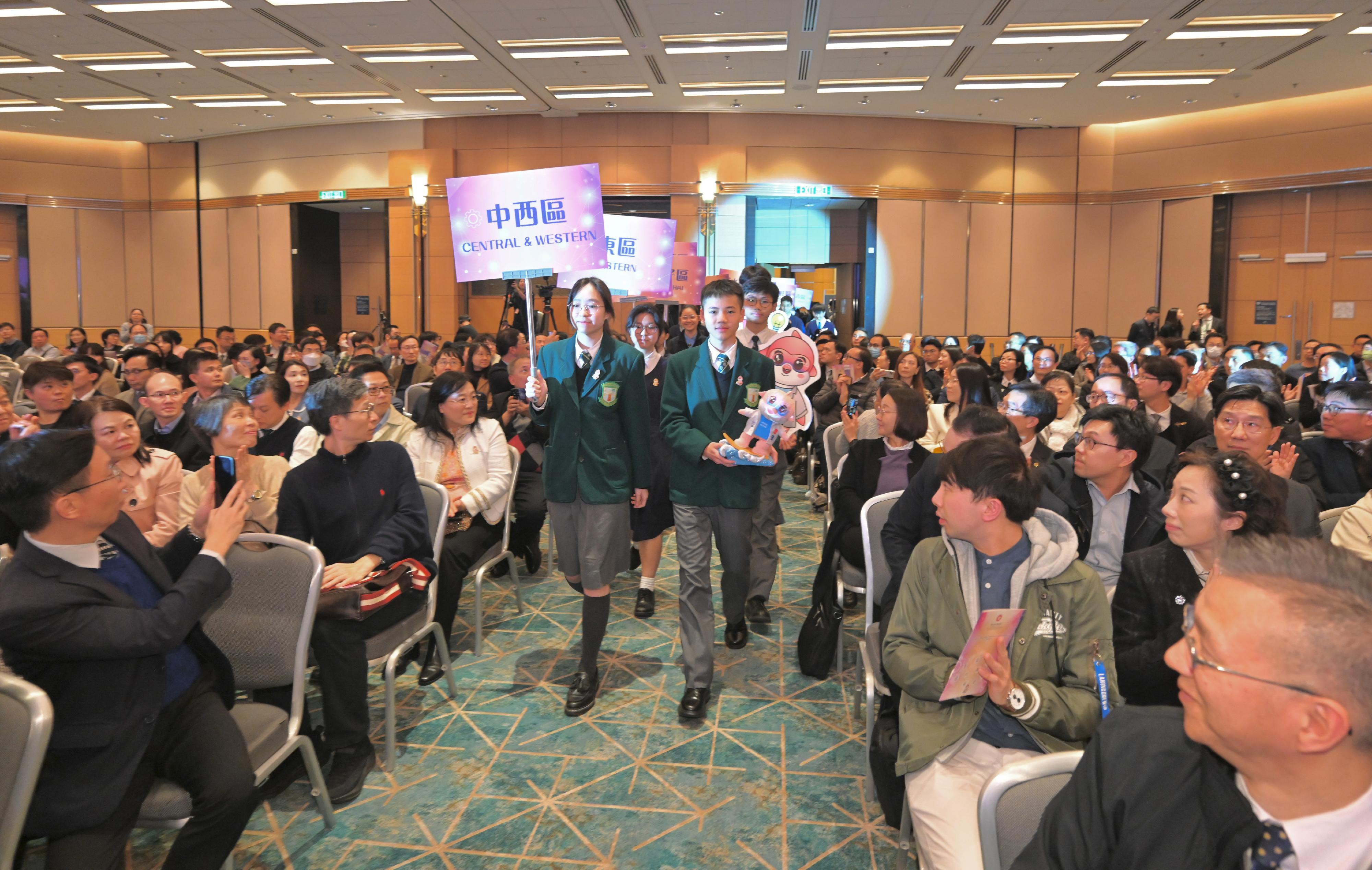 教育局今日（二月二十七日）舉行「香港啟航─國際研究」典禮。圖示來自十八區的學生代表手持「香港參與國際評估計劃─吉祥物設計比賽」的冠軍作品進場。