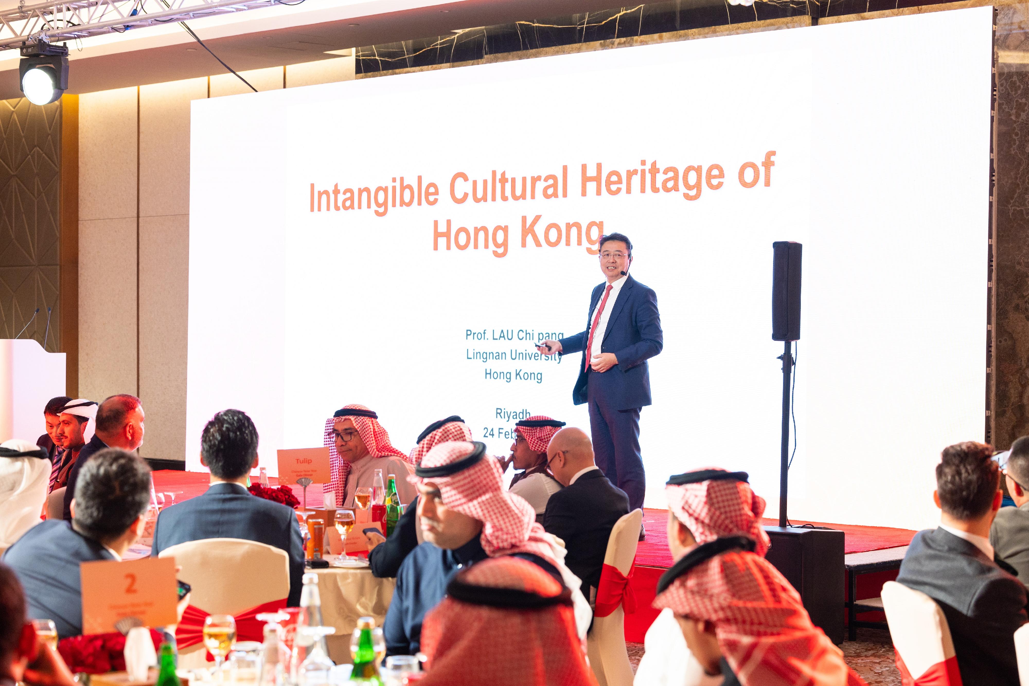 The Hong Kong Economic and Trade Office in Dubai, in collaboration with the Hong Kong Trade Development Council, hosted gala dinners in Riyadh, Saudi Arabia on February 24 (Riyadh time) and in Dubai, the United Arab Emirates on February 25 (Dubai time). Photo shows Legislative Council Member and Associate Vice-President of Lingnan University, Professor Lau Chi-pang, presenting to the guests Hong Kong’s rich intangible cultural heritage.
