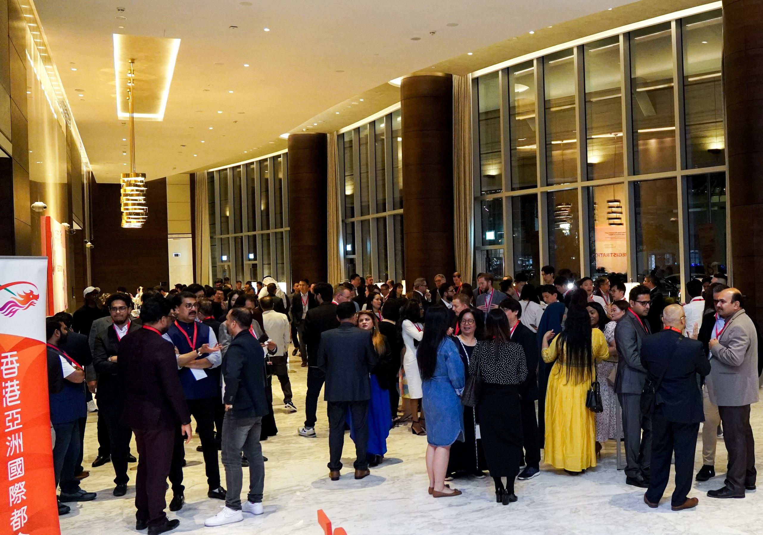 The Hong Kong Economic and Trade Office in Dubai, in collaboration with the Hong Kong Trade Development Council, hosted gala dinners in Riyadh, Saudi Arabia on February 24 (Riyadh time) and in Dubai, the United Arab Emirates on February 25 (Dubai time). Photo shows guests networking at the reception before the dinner.
