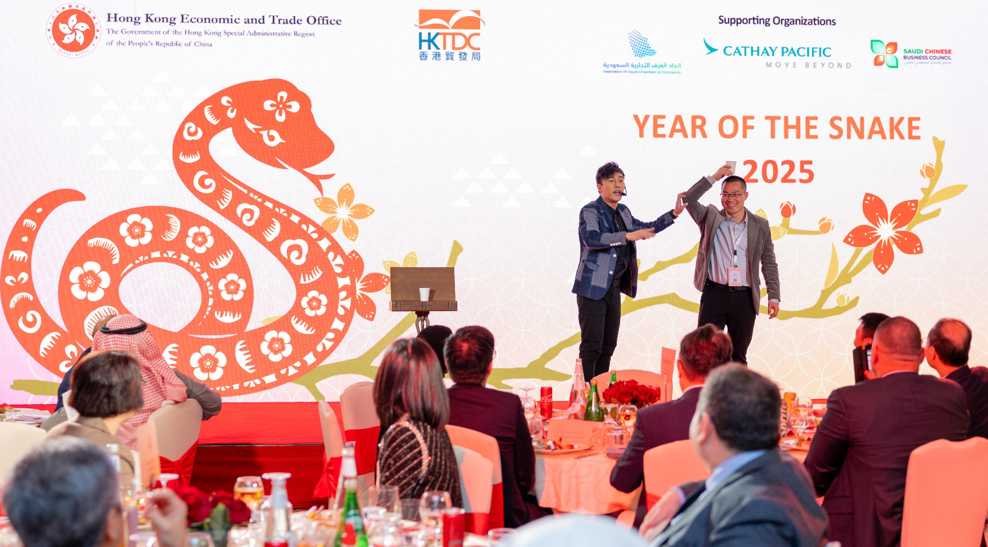 The Hong Kong Economic and Trade Office in Dubai, in collaboration with the Hong Kong Trade Development Council, hosted gala dinners in Riyadh, Saudi Arabia on February 24 (Riyadh time) and in Dubai, the United Arab Emirates on February 25 (Dubai time). Photo shows the internationally renowned magician from Hong Kong, Louis Yan (left), inviting the audience on stage and performing interactive magic with Hong Kong elements.